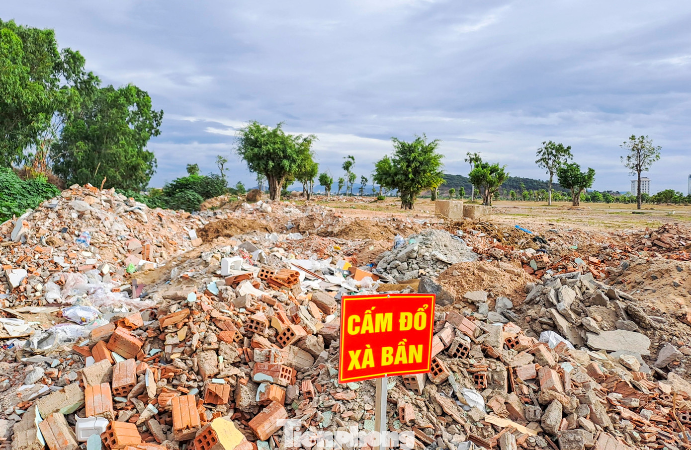 Xà bần chất thành 'núi' ngay bảng cấm đổ. (Ảnh: Trương Định)