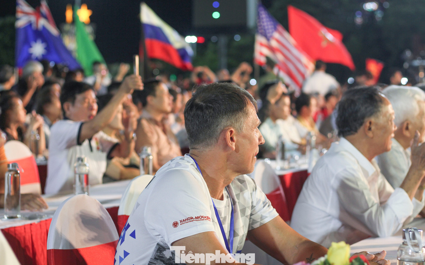 Liên hoan lần này có sự góp mặt của gần 1.300 võ sư, võ sinh của 78 đoàn trong và ngoài nước. Liên hoan lần này có sự góp mặt của gần 1.300 võ sư, võ sinh của 78 đoàn trong và ngoài nước.