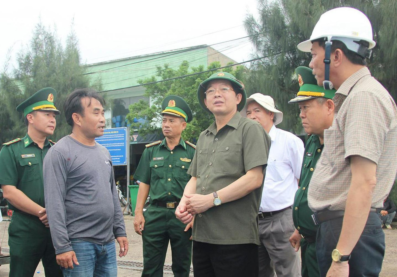 Bí thư Tỉnh ủy Bình Định Hồ Quốc Dũng đi kiểm tra công tác phòng chống bão.