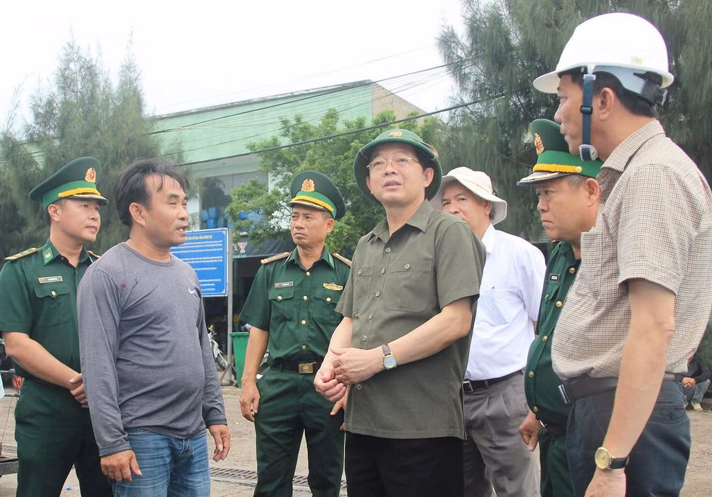 Bí thư Tỉnh ủy Bình Định Hồ Quốc Dũng đi kiểm tra công tác phòng chống bão.