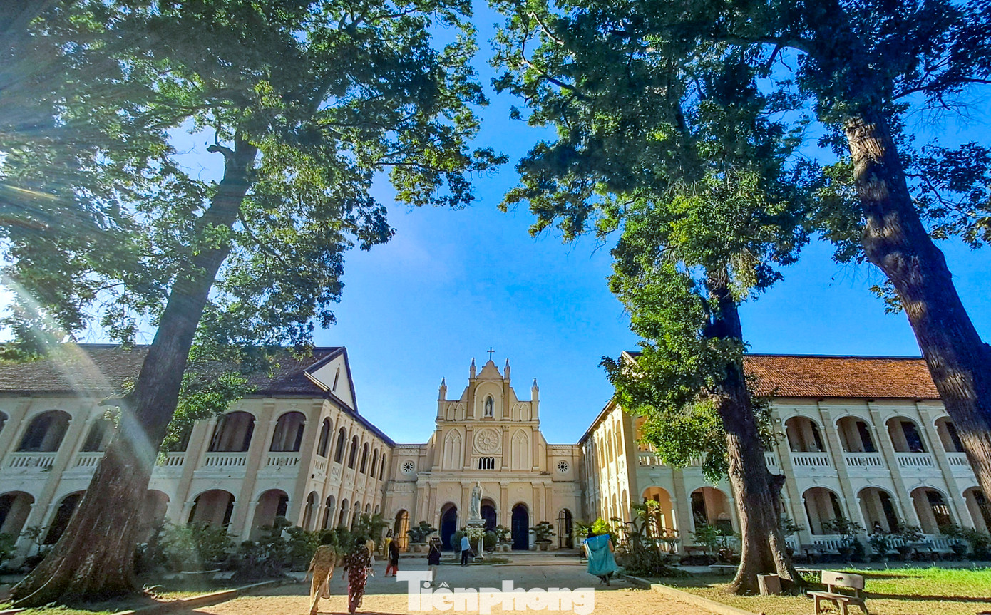 Trải qua thăng trầm lịch sử hơn 100 năm qua, kiến trúc độc đáo của Tiểu chủng viện Làng Sông vẫn giữ được vẻ đẹp vừa uy nghiêm, vừa cổ kính, thanh bình. Ảnh: Trương Định.