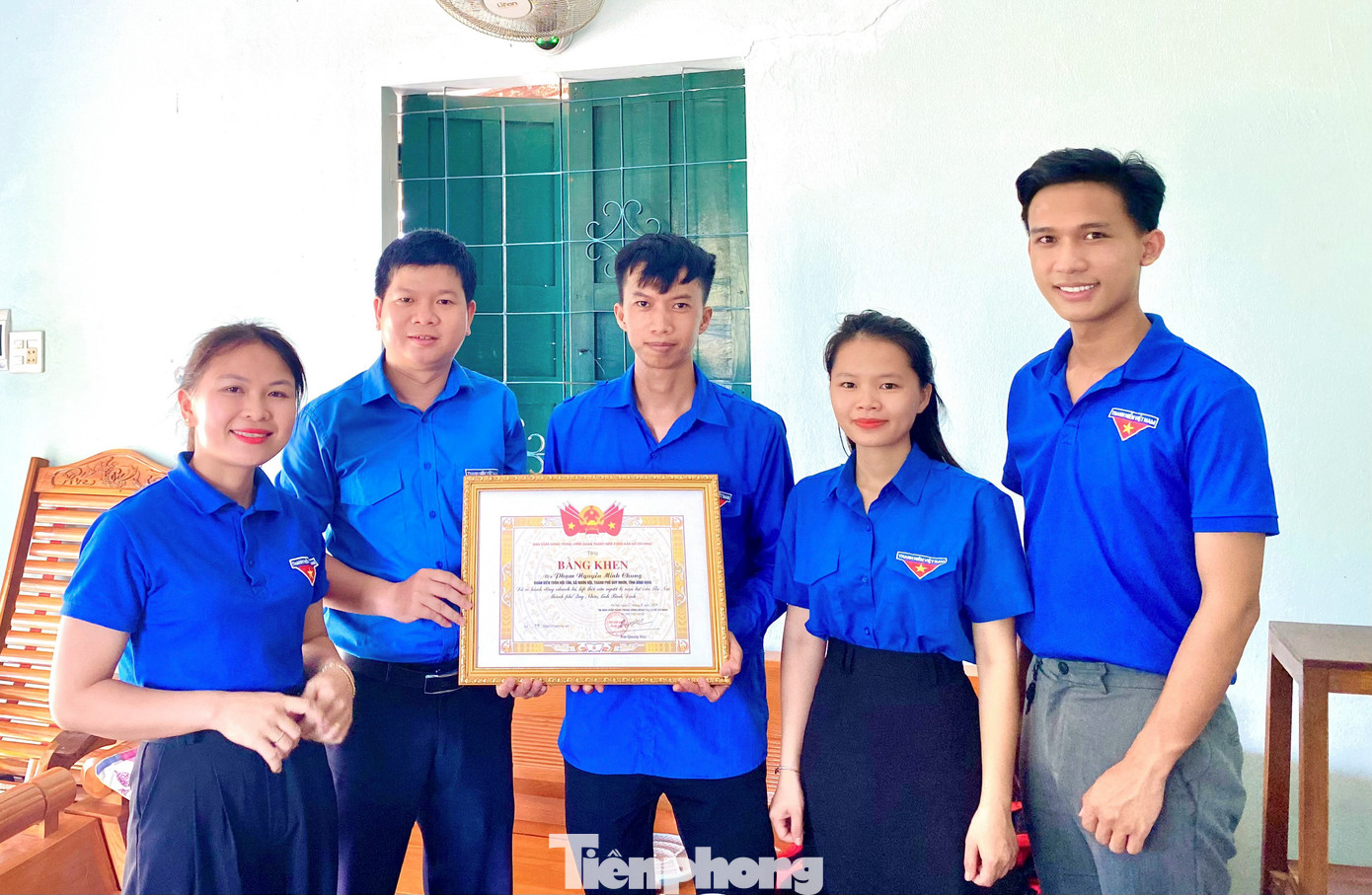 Anh Phạm Nguyễn Minh Chung (ở giữa), được tặng bằng khen vì đã có hành động nhanh trí, kịp thời cứu người bị nạn. Anh Phạm Nguyễn Minh Chung (ở giữa), được tặng bằng khen vì đã có hành động nhanh trí, kịp thời cứu người bị nạn.