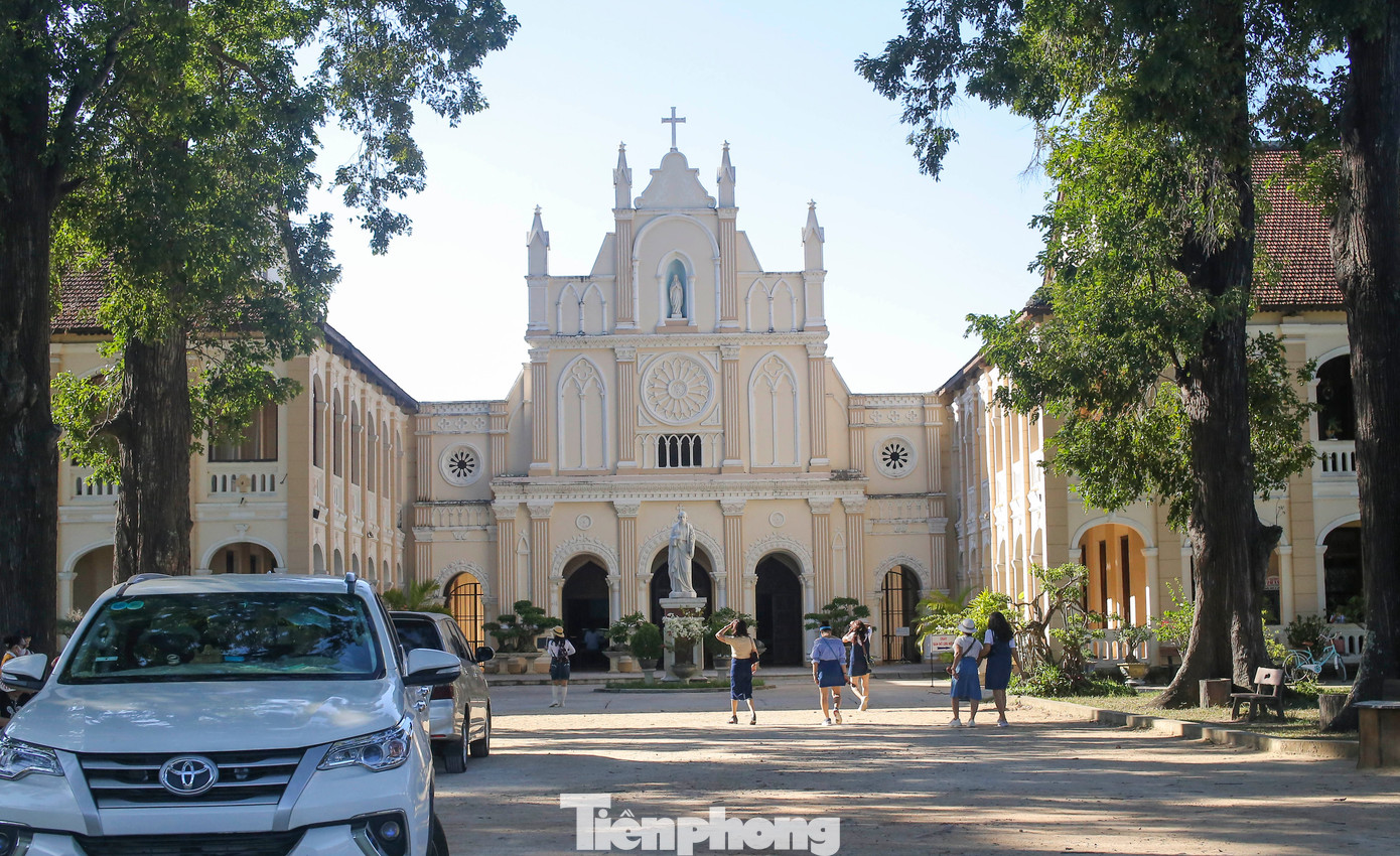 Hiện nay, Tiểu chủng viện Làng Sông không chỉ là nơi học tập của các tu sĩ mà còn trở thành điểm tham quan hấp dẫn du khách mỗi khi đến Bình Định. Ảnh: Trương Định.