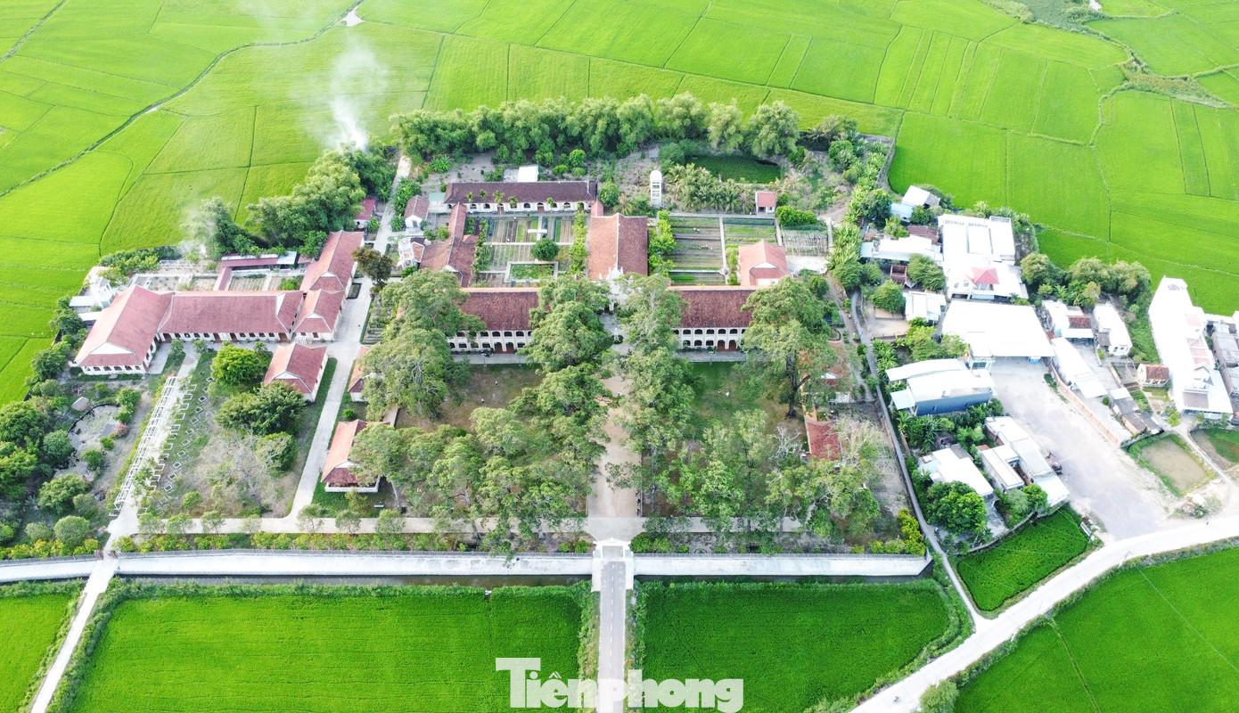 Bao quanh tiểu chủng viện là cánh đồng lúa xanh ngát. Ảnh: Trương Định.