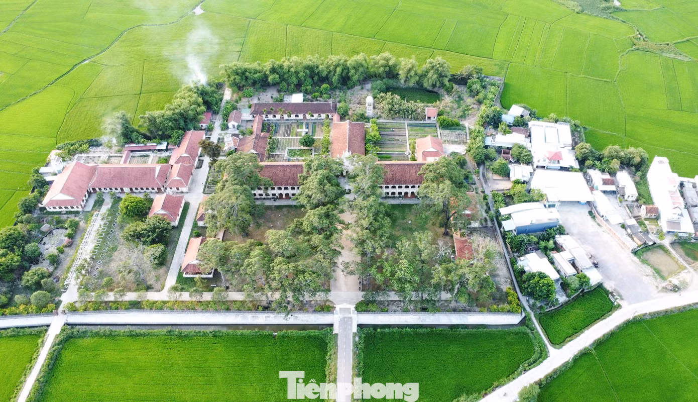 Bao quanh tiểu chủng viện là cánh đồng lúa xanh ngát. Ảnh: Trương Định.