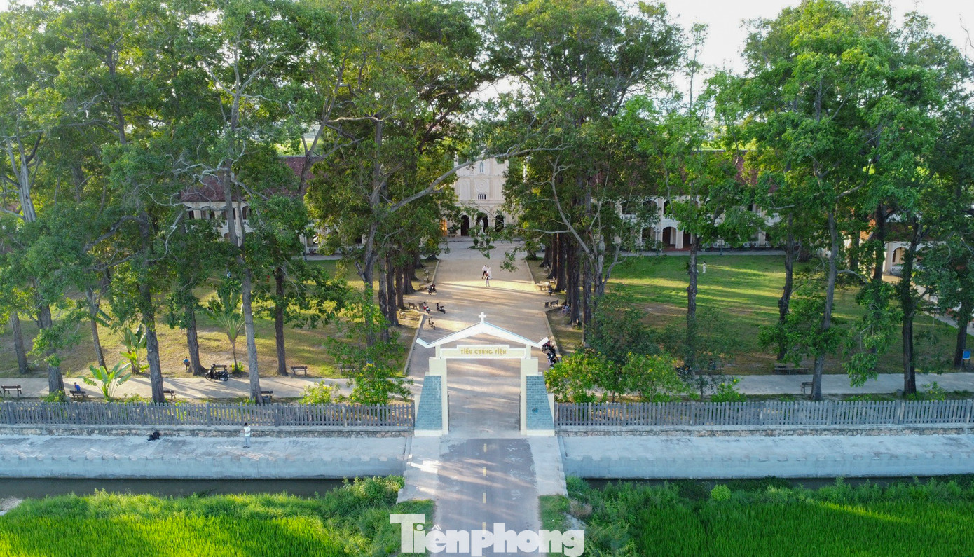 Tiểu chủng viện Làng Sông (hay còn gọi là nhà thờ Làng Sông) ở thôn Quảng Vân (xã Phước Thuận, huyện Tuy Phước, Bình Định), nằm cách trung tâm TP. Quy Nhơn khoảng 10 km. Ảnh: Trương Định.