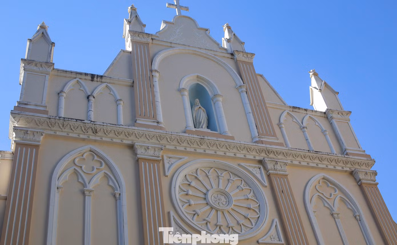 Tiểu chủng viện Làng Sông cũng là nơi đặt nhà in Làng Sông đầu tiên ở Đàng Trong. Nhà in Làng Sông được xây dựng khoảng năm 1872 và bị phá hỏng năm 1885. Năm 1904, nhà in Làng Sông được Đức cha Damien Grangeon Mẫn cho tái thiết, giao cho cha Paul Maheu làm giám đốc. Ảnh: Trương Định.