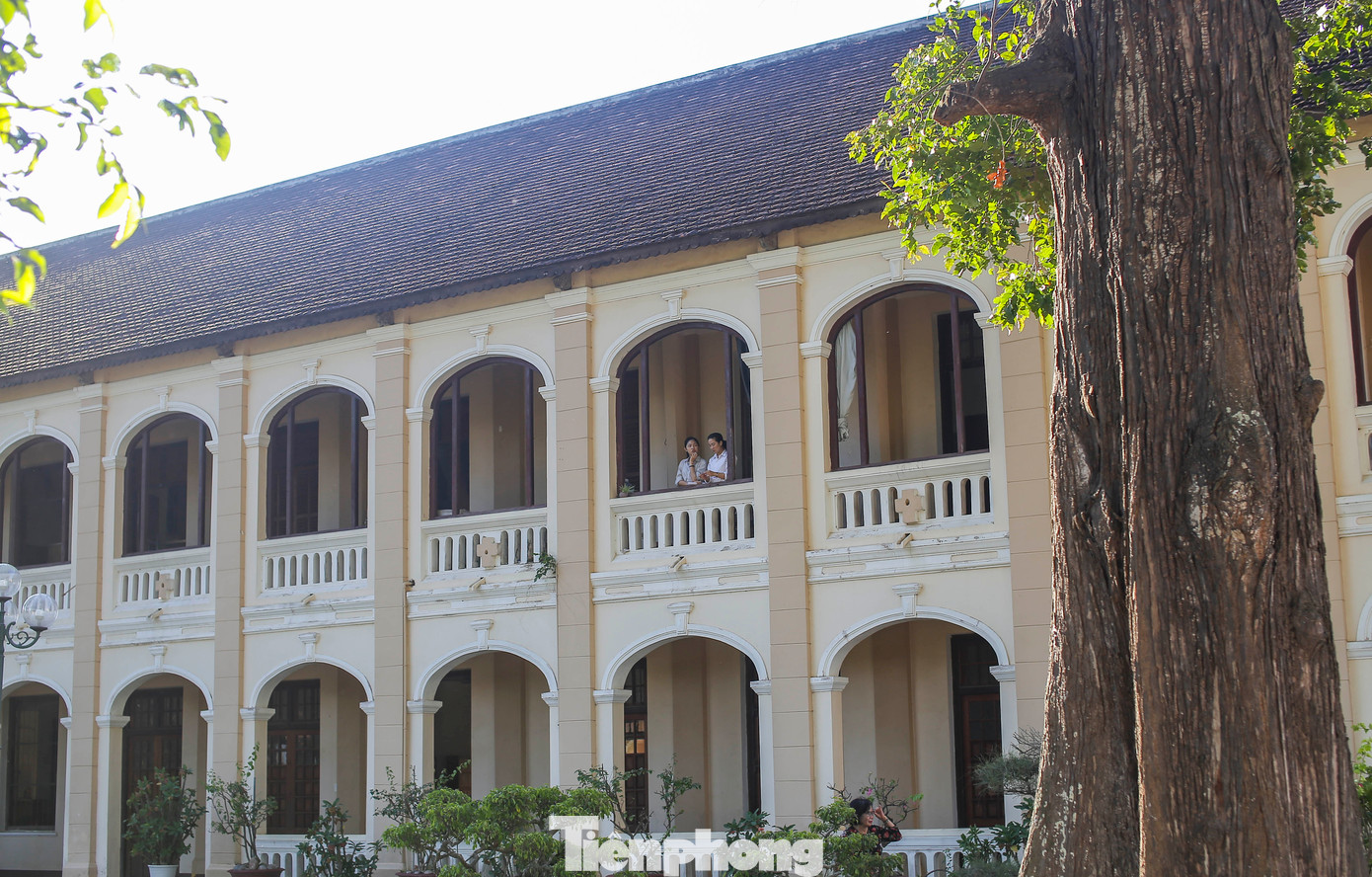 Nhà thờ có vẻ ngoài cổ kính, đậm chất kiến trúc Gothic châu Âu với những đường nét kiểu vòm nhọn và có nhiều cửa sổ. Ảnh: Trương Định.