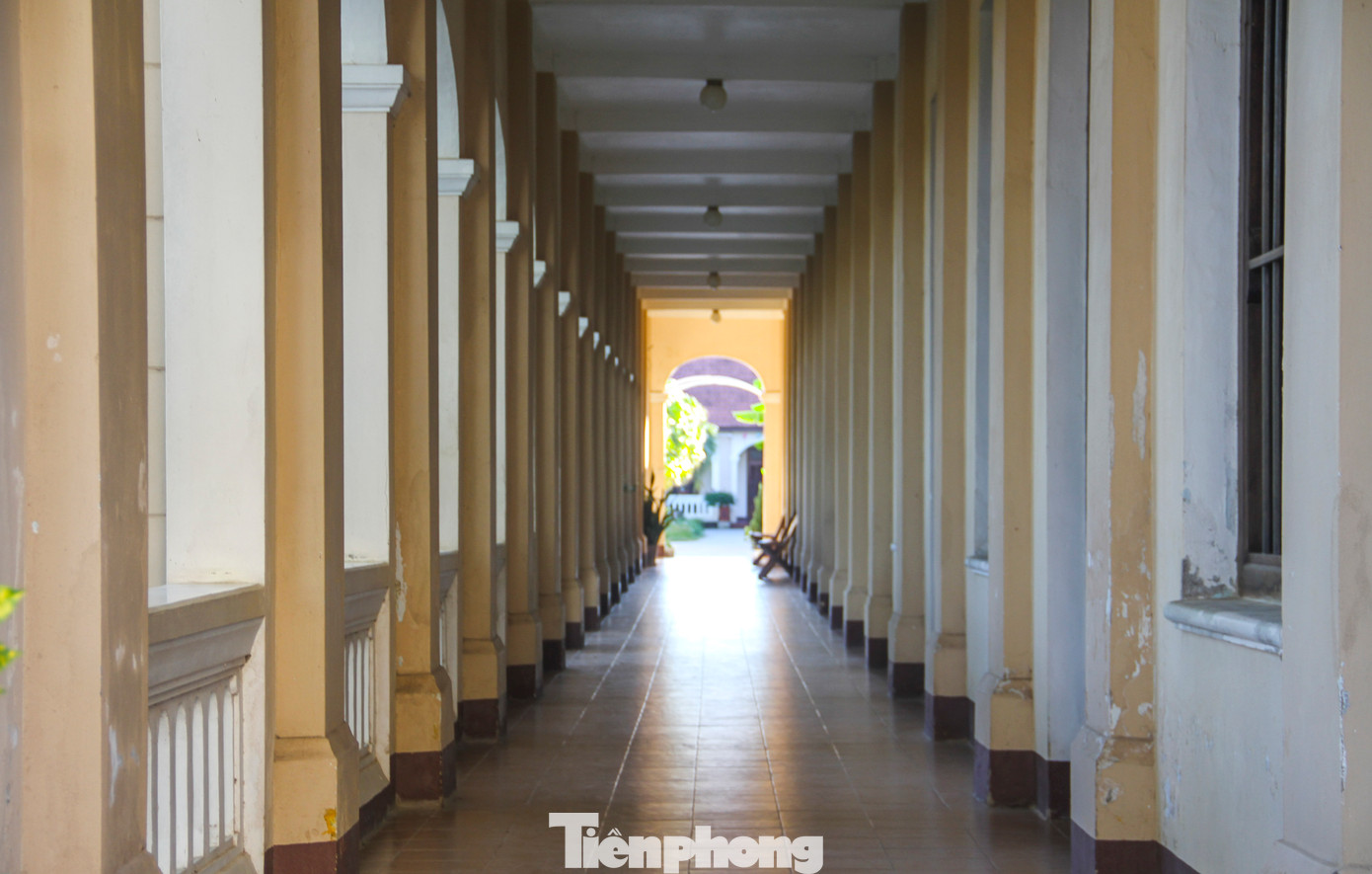 Khu vực hành lang của 2 tòa nhà. Ảnh: Trương Định.