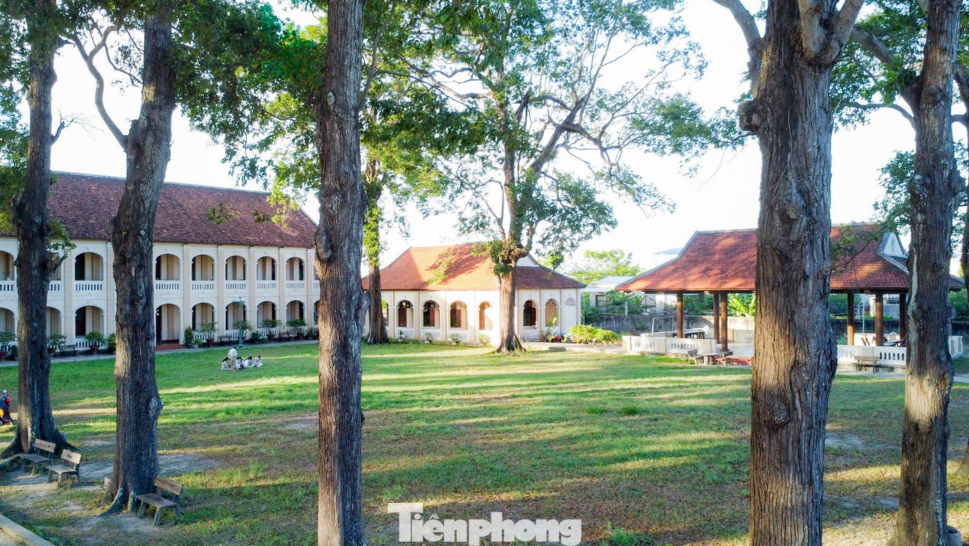 Theo tài liệu, Tiểu chủng viện Làng Sông được thành lập vào khoảng năm 1841-1850 với cơ sở ban đầu chỉ là nhà mái tranh, vách phên tre. Đến năm 1927, tiểu chủng viện được xây trên khu đất có diện tích khoảng 2.000 m2. Ảnh: Trương Định.
