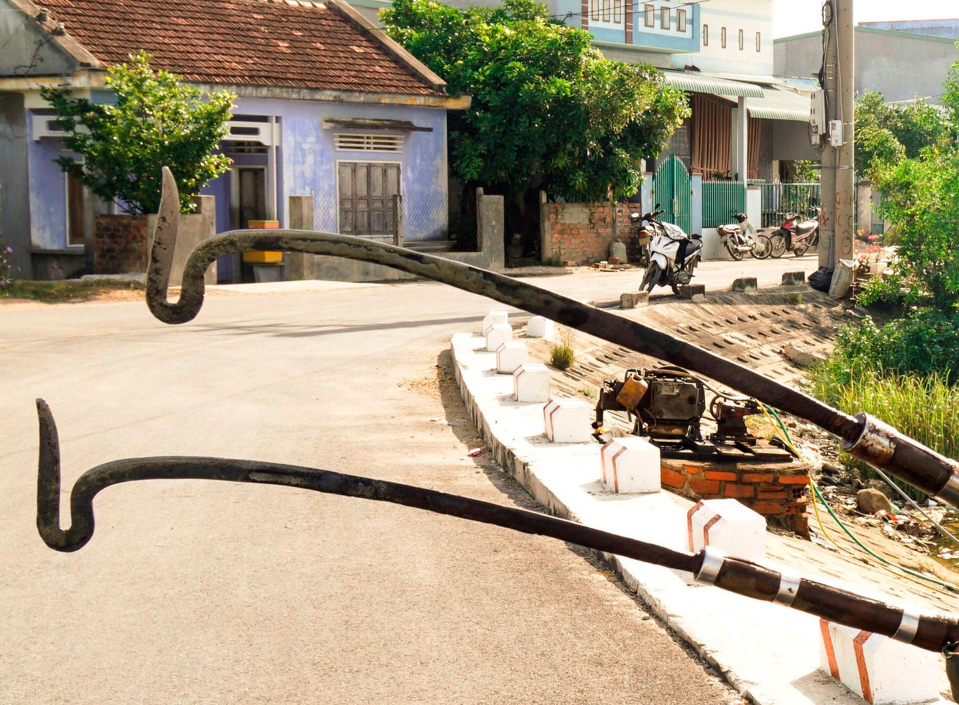 Dụng cụ để bắt lươn đơn giản chỉ cần một đoạn cây tre một (cây tre nhỏ chắc) dài khoảng 1,5m. Ở đầu gắn một thanh sắt hình chữ V. Thanh sắt này do thợ cào tự chế hoặc thuê thợ rèn làm. Khi cào qua cào lại dưới đáy bùn, lươn sẽ mắc kẹt vào đoạn thanh sắt uốn cong.