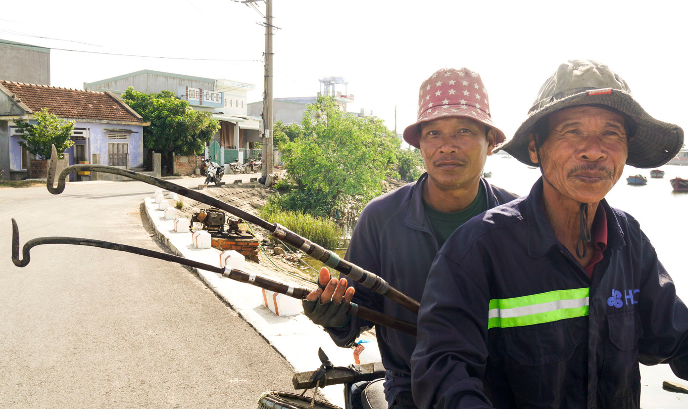 Người nông dân và công cụ để cào lươn.