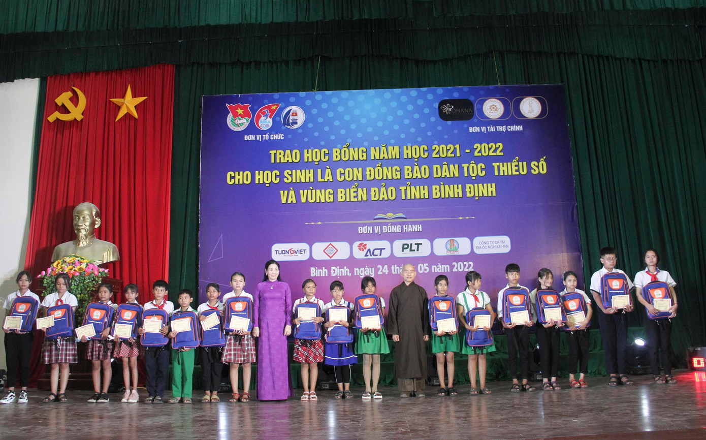 Trao học bổng năm học 2021-2022 cho học sinh là con đồng bào dân tộc thiểu số và vùng biển đảo tỉnh Bình Định. Ảnh: Trương Định