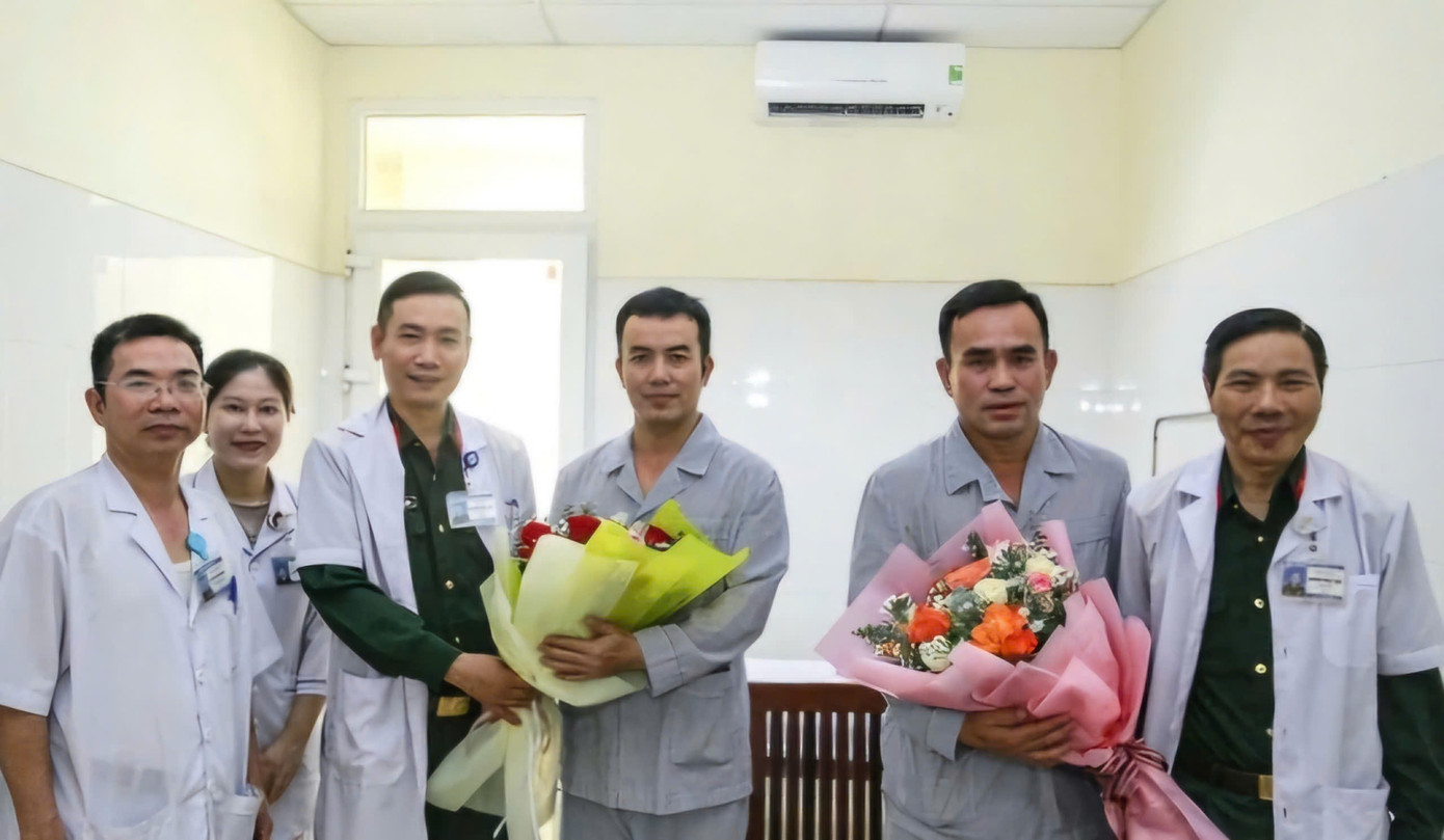 Bệnh viện Quân y 13 tặng hoa chúc mừng hai phi công được ra viện. Ảnh: A.P