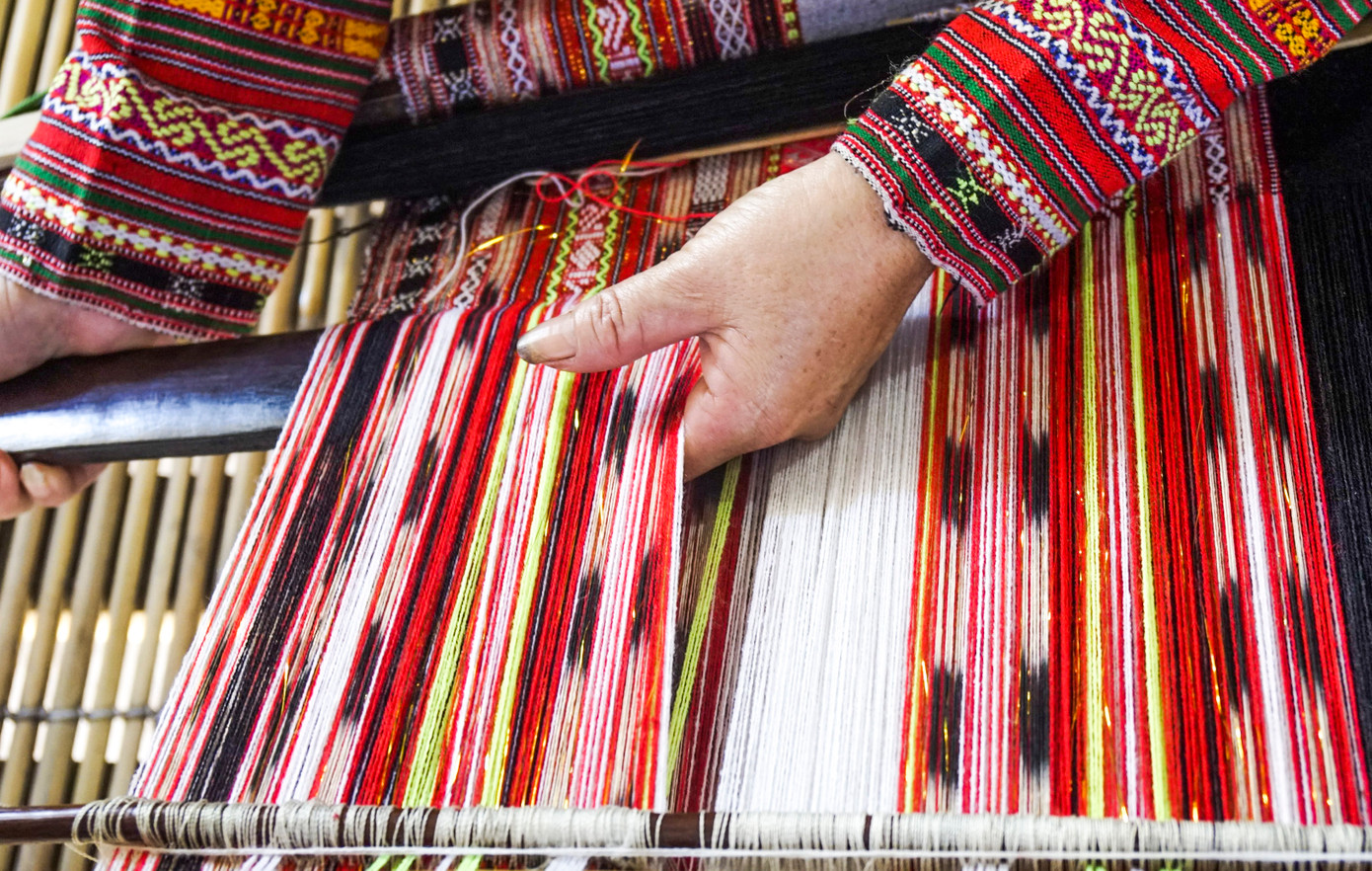 Một thời nghề dệt thổ cẩm ở làng Hà Văn Trên đứng trước nguy cơ bị mai một, sản phẩm tồn đọng do không có đầu ra, song bà con nơi đây vẫn luôn yêu quý, gìn giữ nghề với niềm đam mê cháy bỏng. Ngày trước nghề dệt thổ cẩm hoàn toàn được làm bằng thủ công, lưu giữ từ đời này sang đời khác bằng hình thức "mẹ truyền con nối". Ảnh: Tuệ An