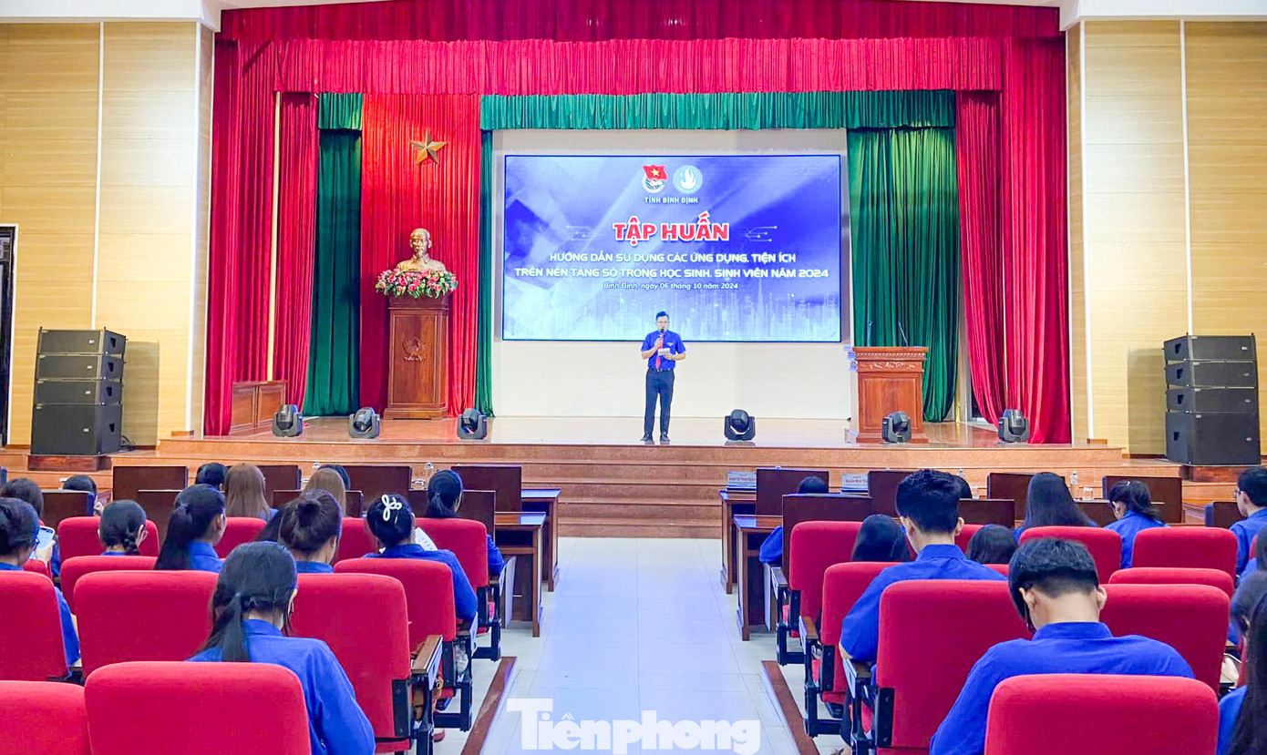 Tập huấn hướng dẫn sử dụng các ứng dụng, tiện ích trên nền tảng số trong học sinh, sinh viên năm 2024. Ảnh: Trương Định