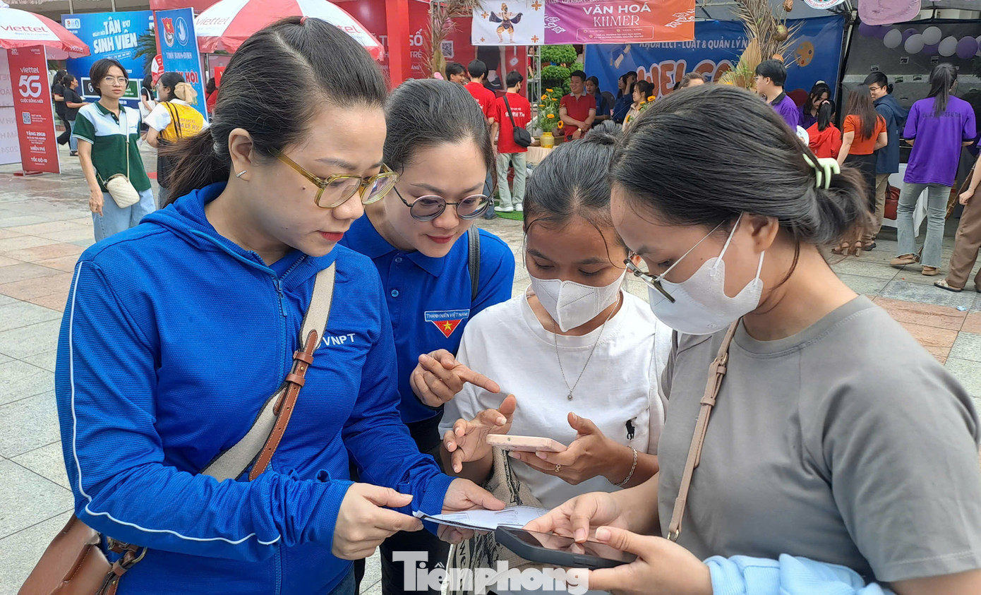 Hướng dẫn sử dụng chữ ký số cá nhân, tài khoản thanh toán điện tử cho ĐVTN và các bạn học sinh, sinh viên. Ảnh: Trương Định