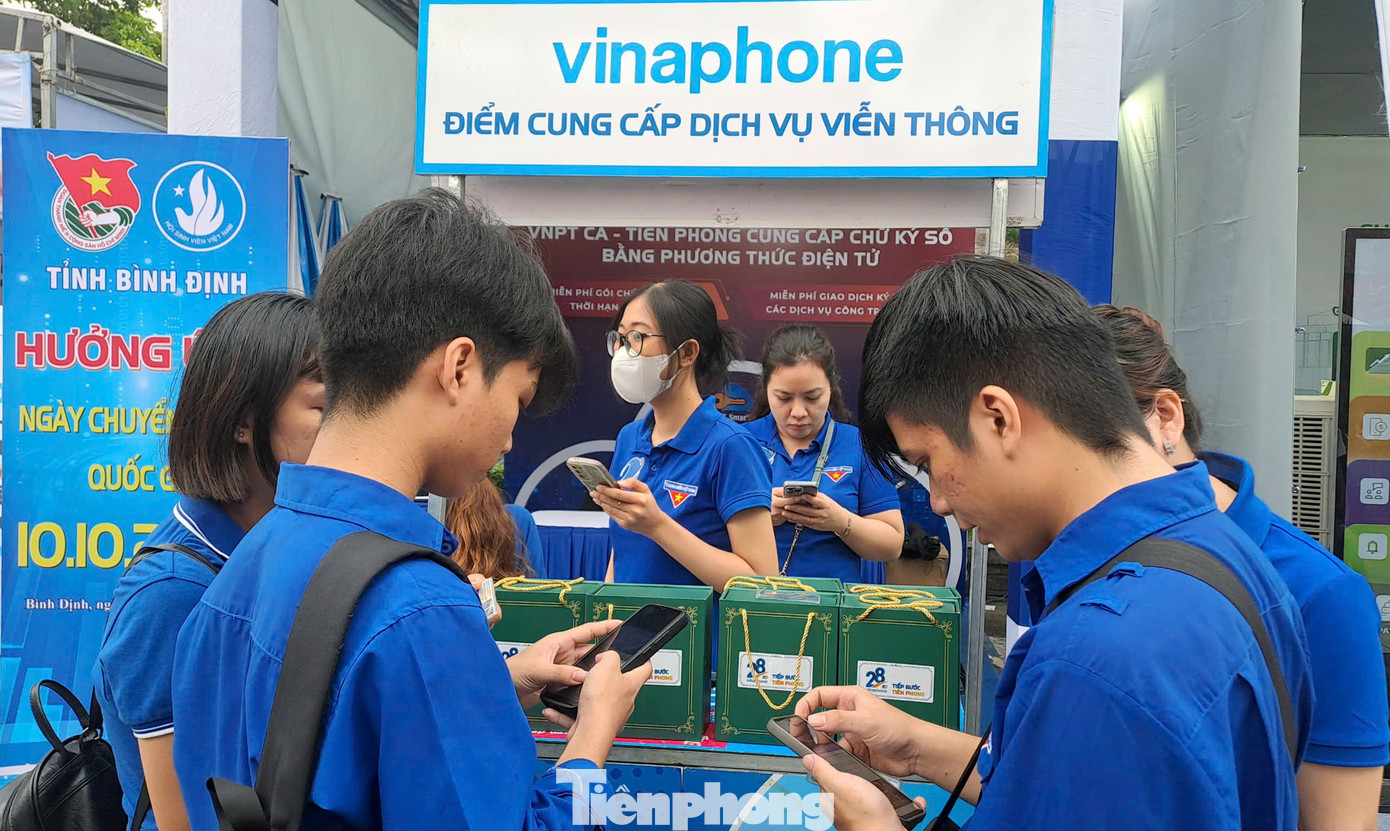 Hướng dẫn sử dụng chữ ký số cá nhân, tài khoản thanh toán điện tử cho ĐVTN và các bạn học sinh, sinh viên. Ảnh: Trương Định