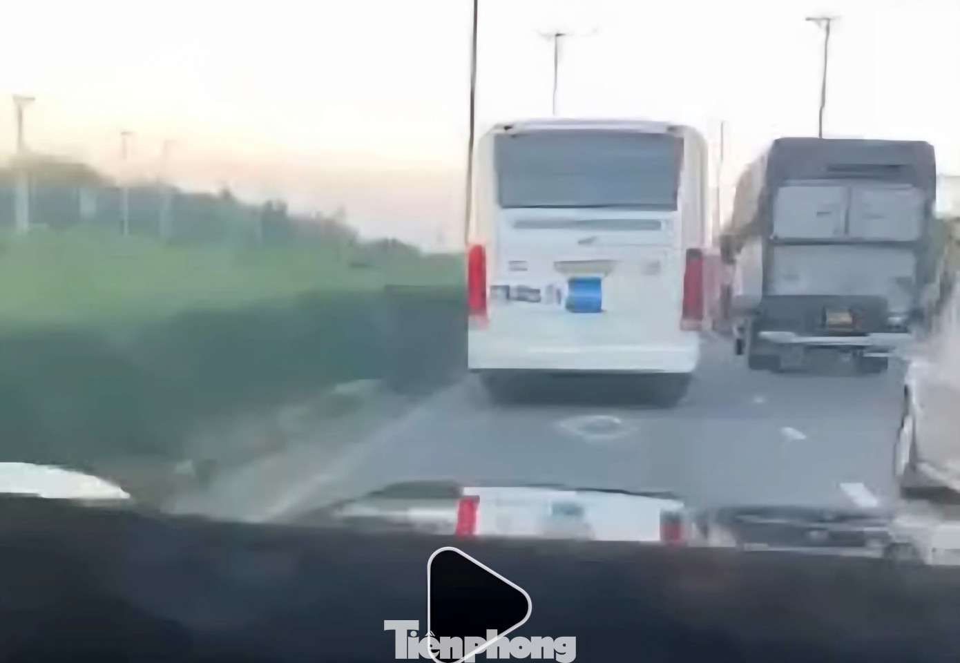 Hình ảnh xe tập lái có dấu hiệu vi phạm được quay lại. (Ảnh cắt từ clip)