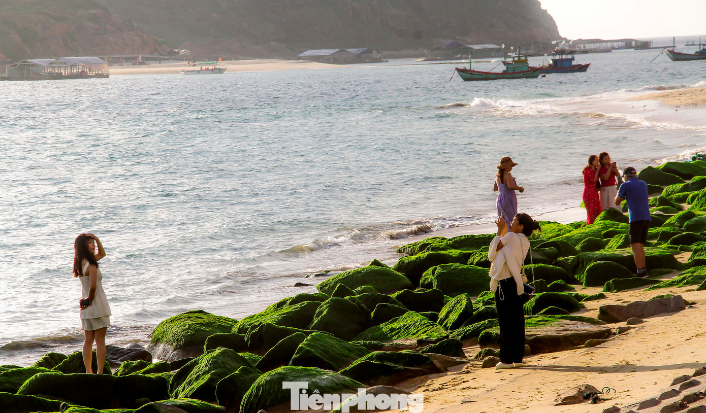 Dịp cuối tuần, các bạn trẻ ghi lại khoảnh khắc tuyệt vời cùng bãi đá ở địa phương. Ảnh: Trương Định