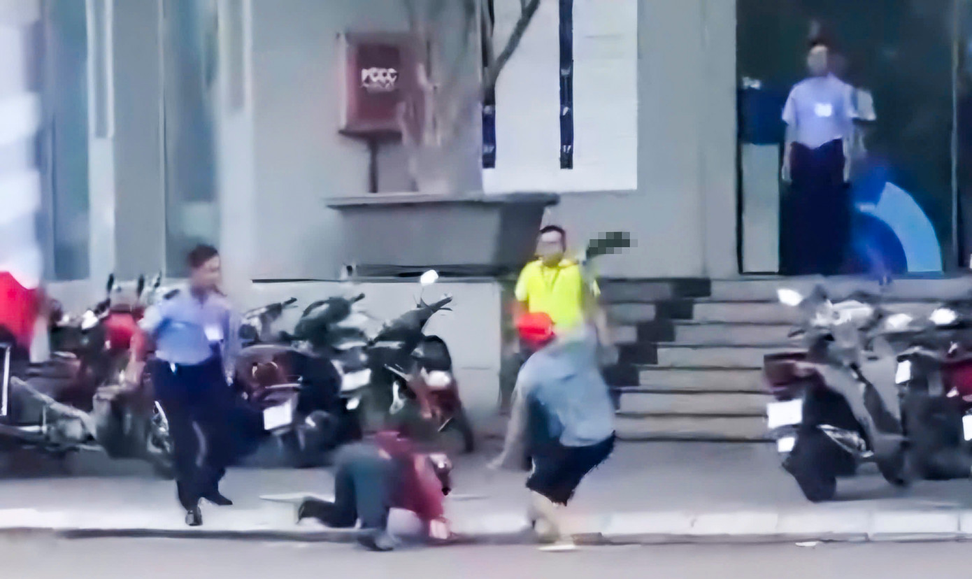 Người đàn ông bị chém giữa đường. Ảnh cắt từ clip