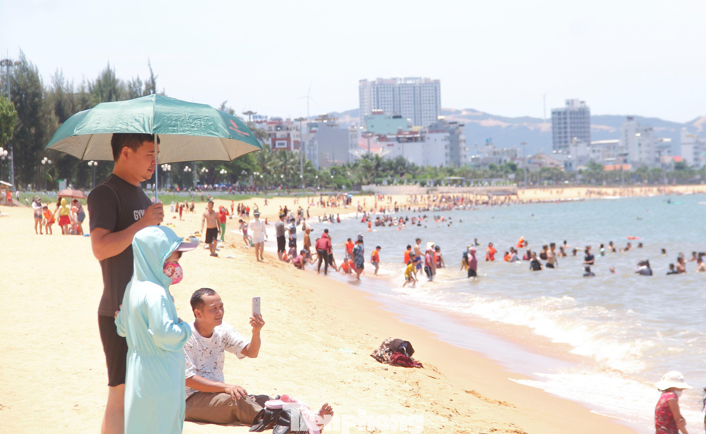 Theo ghi nhận, 12h trưa, hàng ngàn người dân từ người già, thanh thiếu niên cho đến trẻ em kéo nhau xuống biển tắm. Ảnh: Trương Định