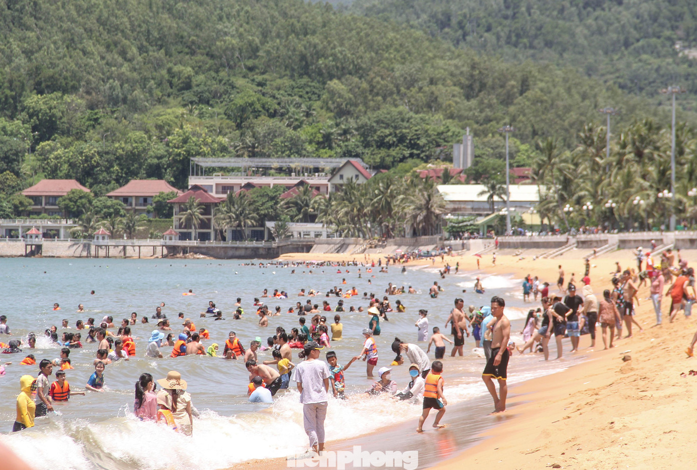 Dọc tuyến đường biển từ đường Xuân Diệu đến đường An Dương Vương (TP Quy Nhơn) dài cả gần 4km nhưng trong tình trạng quá tải người dân tắm biển. Người dân địa phương quan niệm phải chọn đúng 12h trưa xuống biển tắm mới có thể xả xui và lấy hên. Ảnh: Trương Định