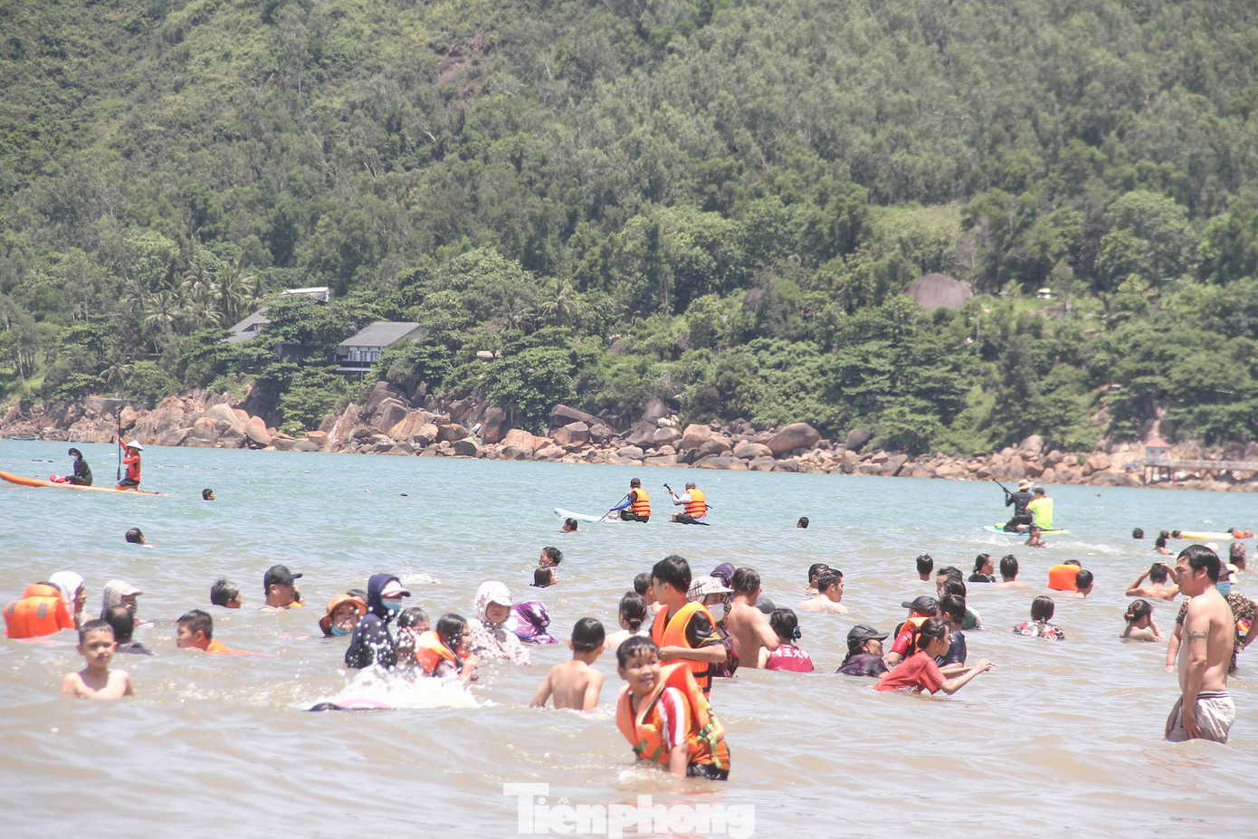 Bờ biển kéo dài từ bãi tắm Ghềnh Ráng xuống cuối đường Xuân Diệu luôn chật kín người tắm biển. Ảnh: Trương Định