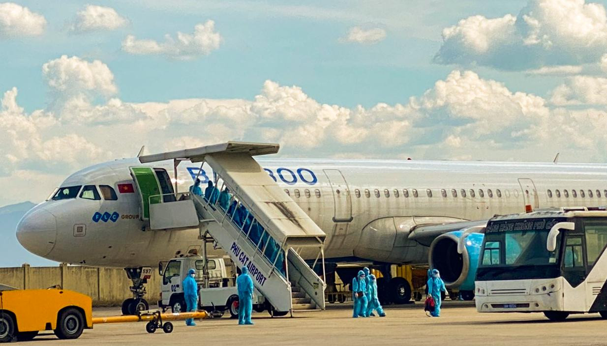 Chuyến bay thứ 7 đưa người dân Bình Định về quê. Ảnh: G.N