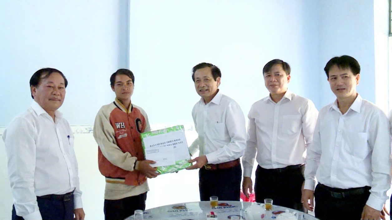 Phó Chủ tịch Thường trực HĐND tỉnh Bình Định Đoàn Văn Phi cùng lãnh đạo huyện Tây Sơn, tặng quà chúc mừng người dân có ngôi nhà mới. Phó Chủ tịch Thường trực HĐND tỉnh Bình Định Đoàn Văn Phi cùng lãnh đạo huyện Tây Sơn, tặng quà chúc mừng người dân có ngôi nhà mới.