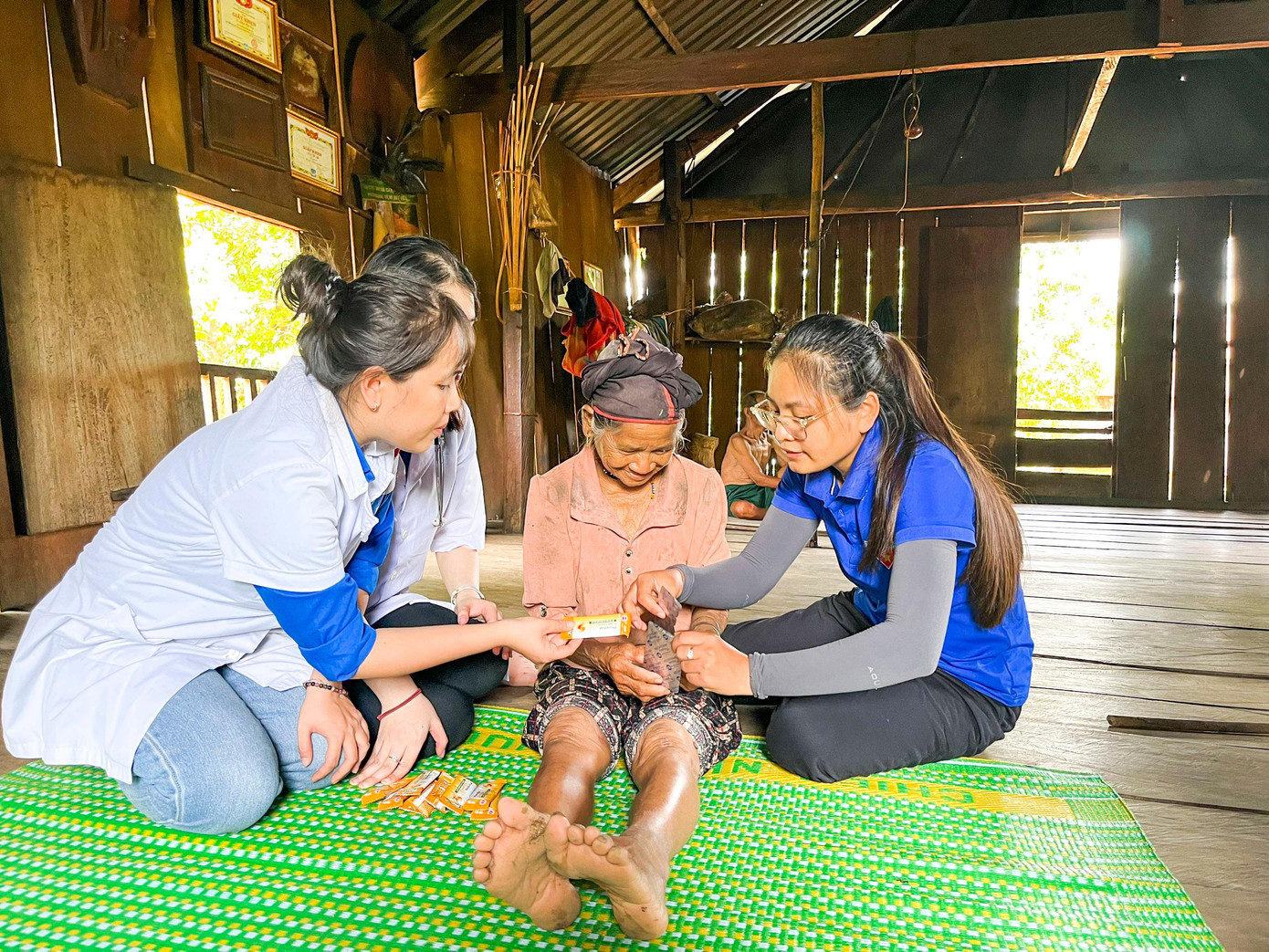 Thăm hỏi và tư vấn sức khỏe cho người dân tại Làng O2. Thăm hỏi và tư vấn sức khỏe cho người dân tại Làng O2.