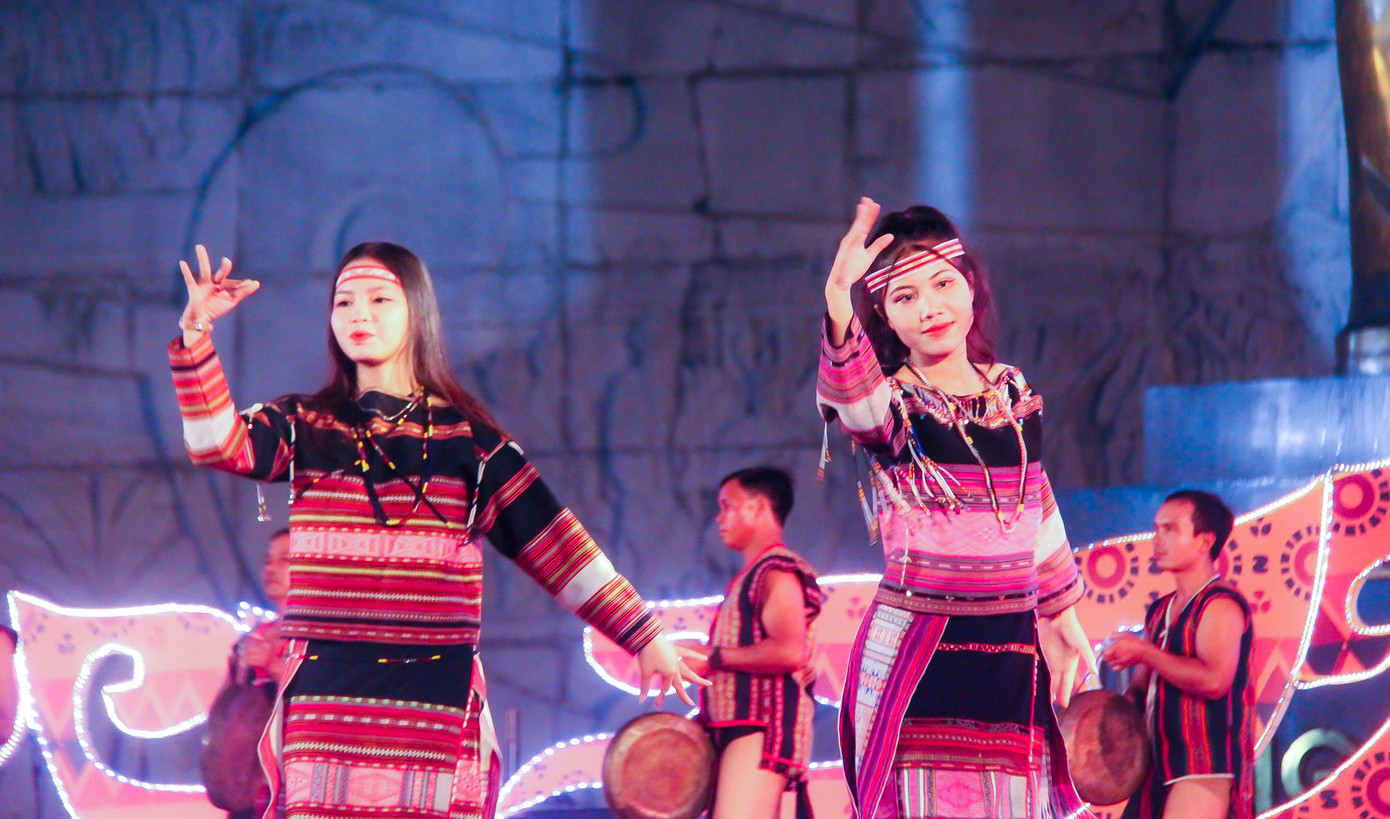 Khán giả được thưởng thức những tiết mục biểu diễn đặc sắc với những sắc thái văn hóa truyền thống của các dân tộc. (Ảnh: T.Đ) Khán giả được thưởng thức những tiết mục biểu diễn đặc sắc với những sắc thái văn hóa truyền thống của các dân tộc. (Ảnh: T.Đ)
