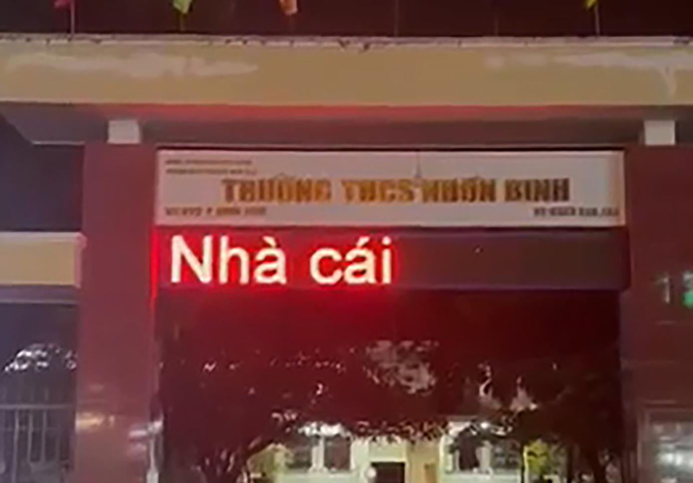 Dòng chữ 'nhà cái' xuất hiện trên bảng đèn LED của Trường THCS Nhơn Bình, tối đêm qua. (Ảnh: cắt từ clip của N.Q.Đ) Dòng chữ 'nhà cái' xuất hiện trên bảng đèn LED của Trường THCS Nhơn Bình, tối đêm qua. (Ảnh: cắt từ clip của N.Q.Đ)