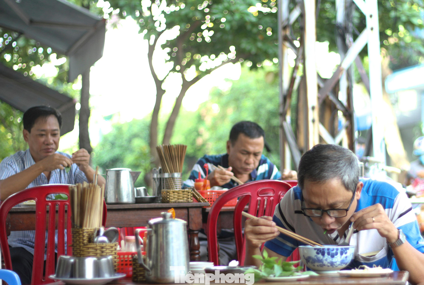 Cũng từ sáng nay, UBND tỉnh Bình Định cho phép các cơ sở kinh doanh dịch vụ ăn, uống (nhà hàng, quán ăn, quán cafe, giải khát…) được bán hàng tại chỗ nhưng chỉ được phục vụ không quá 50% công suất (số bàn/số ghế), khoảng cách tối thiểu giữa các bàn là 2m. Ảnh: Trương Định.