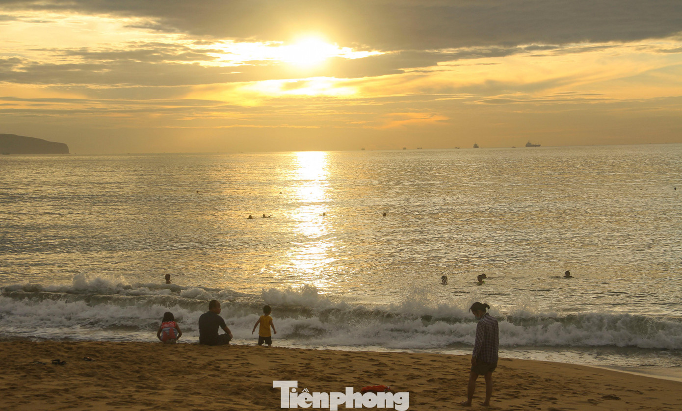 Tỉnh Bình Định cho phép người dân tắm biển từ 4h30 đến 7h hàng ngày; không tập trung thành nhóm quá 10 người, không tập trung chơi thể thao, tổ chức ăn, uống, bán hàng rong trên bãi biển; không tổ chức dịch vụ tắm nước ngọt; phải đeo khẩu trang trước và sau khi tắm biển. Ảnh: Trương Định.