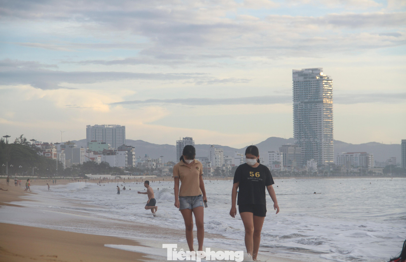 Theo ghi nhận của phóng viên báo Tiền Phong, người dân xuống biển tắm, tập thể dục, ngắm bình minh từ sáng sớm. Ảnh: Trương Định.