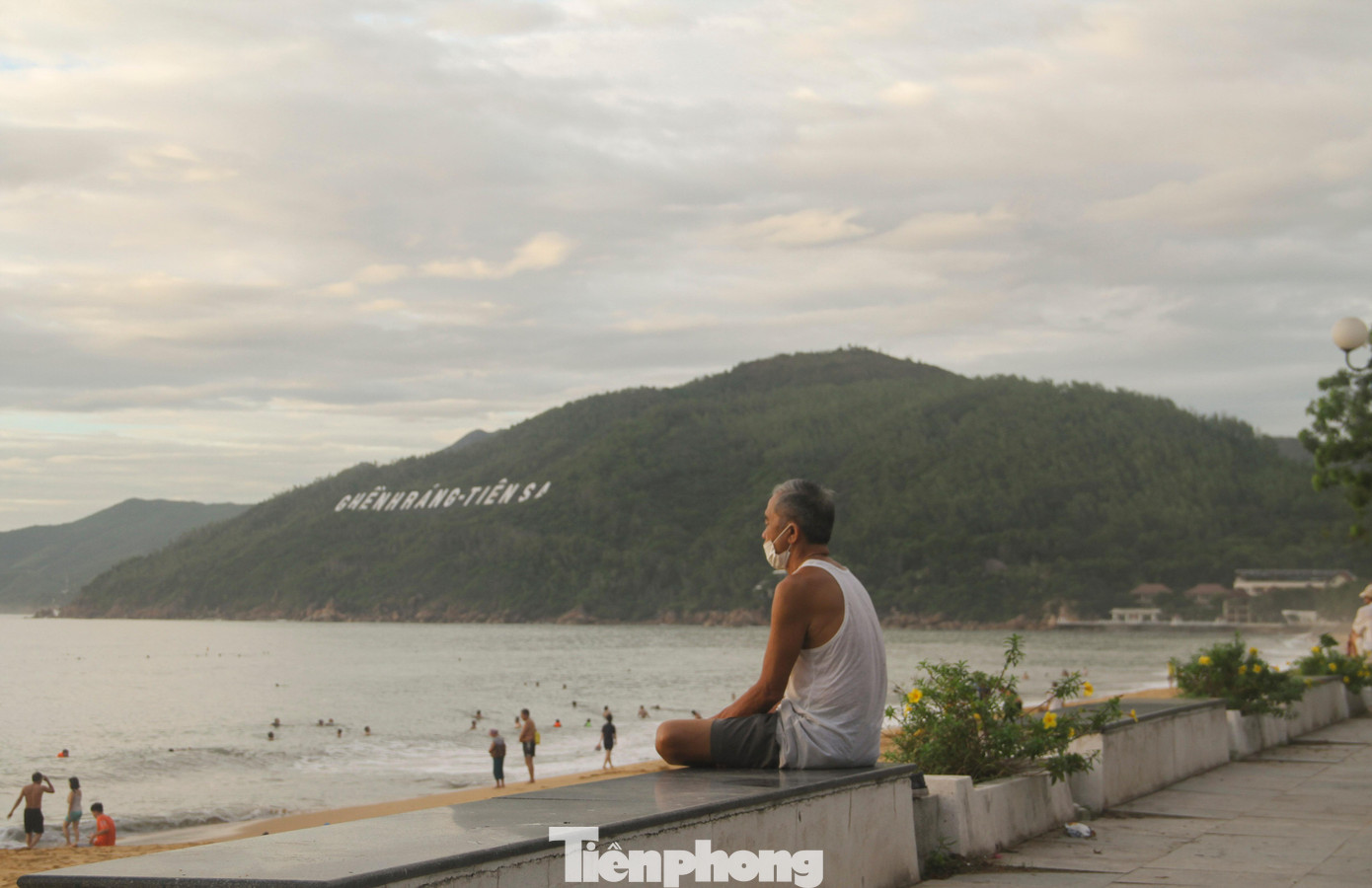 Người dân thảnh thơi tận hưởng không khí trong lành, mát lạnh của biển. Ảnh: Trương Định.