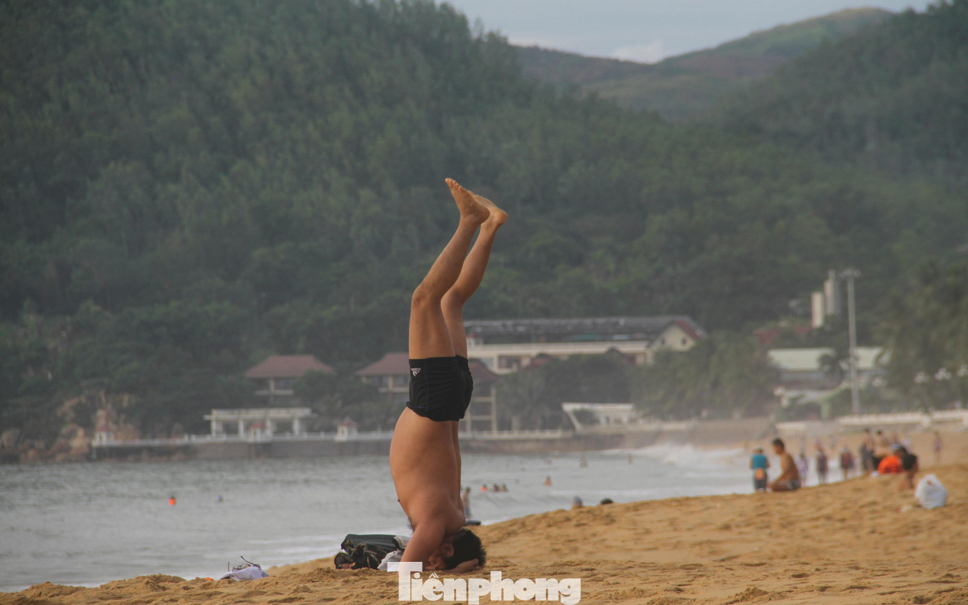 Nhiều người tranh thủ tập thể dục, đi dạo sau chuỗi ngày dài cấm biển. Ảnh: Trương Định.