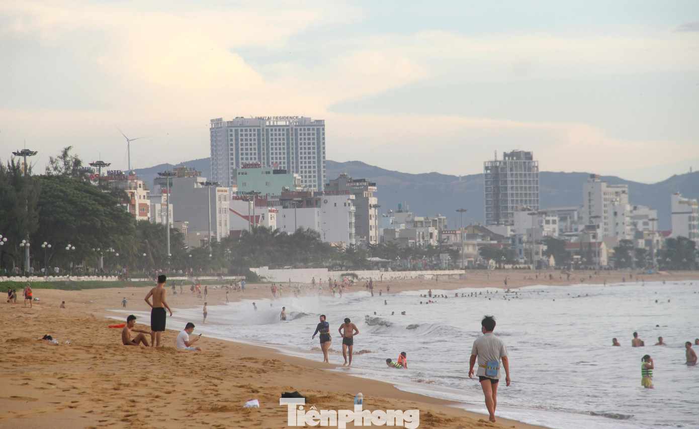 Ông Võ Ngọc Văn (65 tuổi, TP Quy Nhơn), chia sẻ: &quot;Tôi có thói quen tắm biển vào buổi sáng. Trước đây, sáng nào cũng dậy sớm để chạy ra biển tắm, hít thở không khí trong lành. Nay sau gần 3 tháng mới được ra lại nên cảm thấy rất hạnh phúc&quot;. Ảnh: Trương Định.