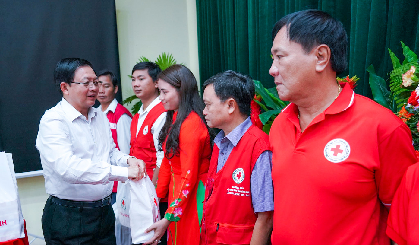 Bí thư Tỉnh ủy Bình Định Hồ Quốc Dũng trao quà cho các cá nhân tiêu biểu trong phong trào “Người tốt, việc thiện”.