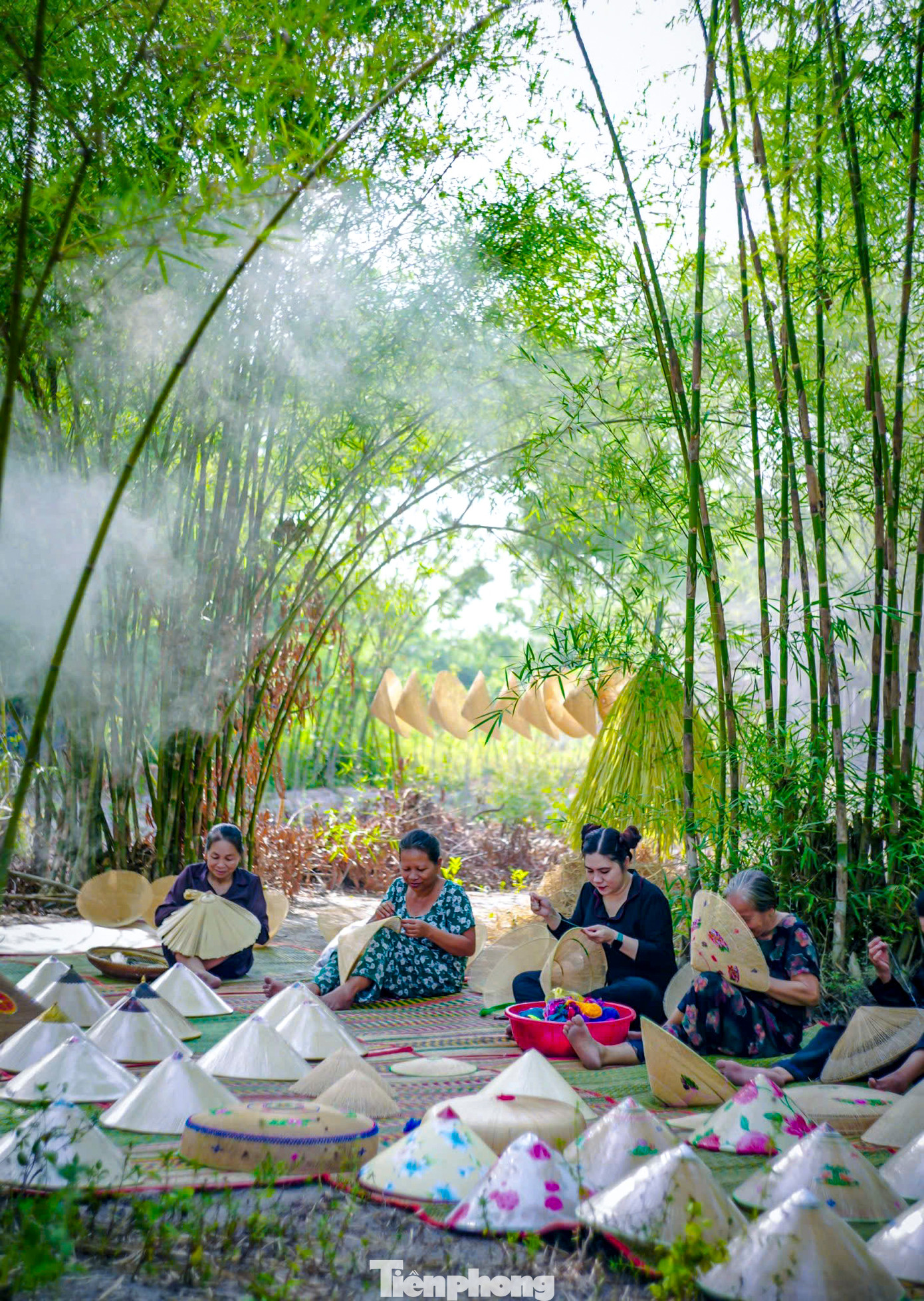 Nghề chằm nón ngựa Phú Gia lưu truyền từ thế hệ này sang thế hệ khác. Ảnh: Dũng Nhân