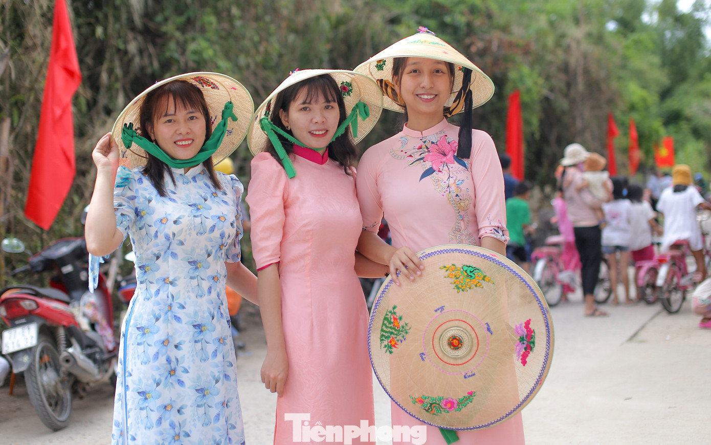 Hoa văn tinh xảo trên chiếc nón. Ảnh: Trương Định.