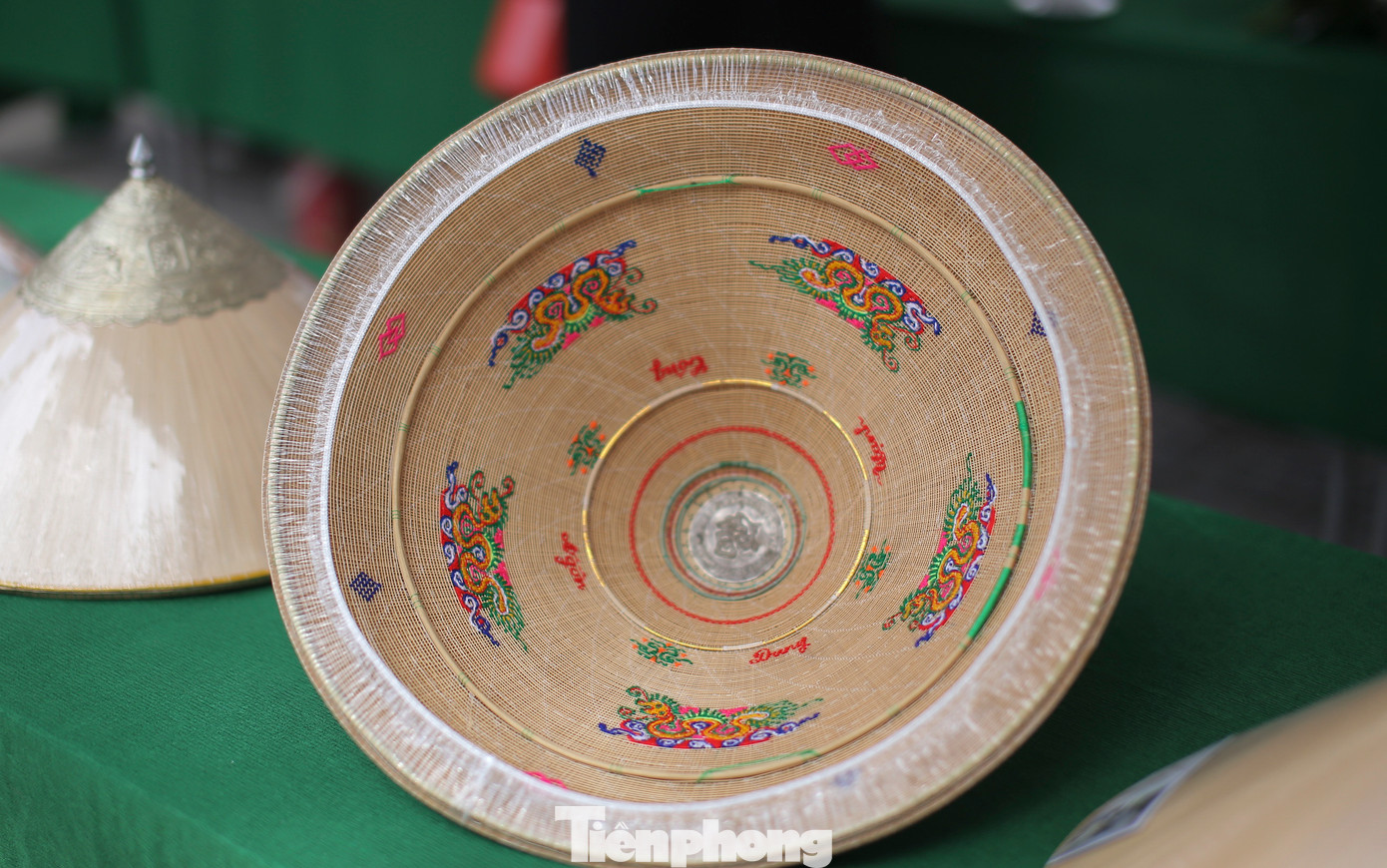 Sản phẩm nón ngựa Phú Gia xưa kia được sản xuất chỉ dành riêng giới phong lưu, quyền quý. Ảnh: Trương Định.