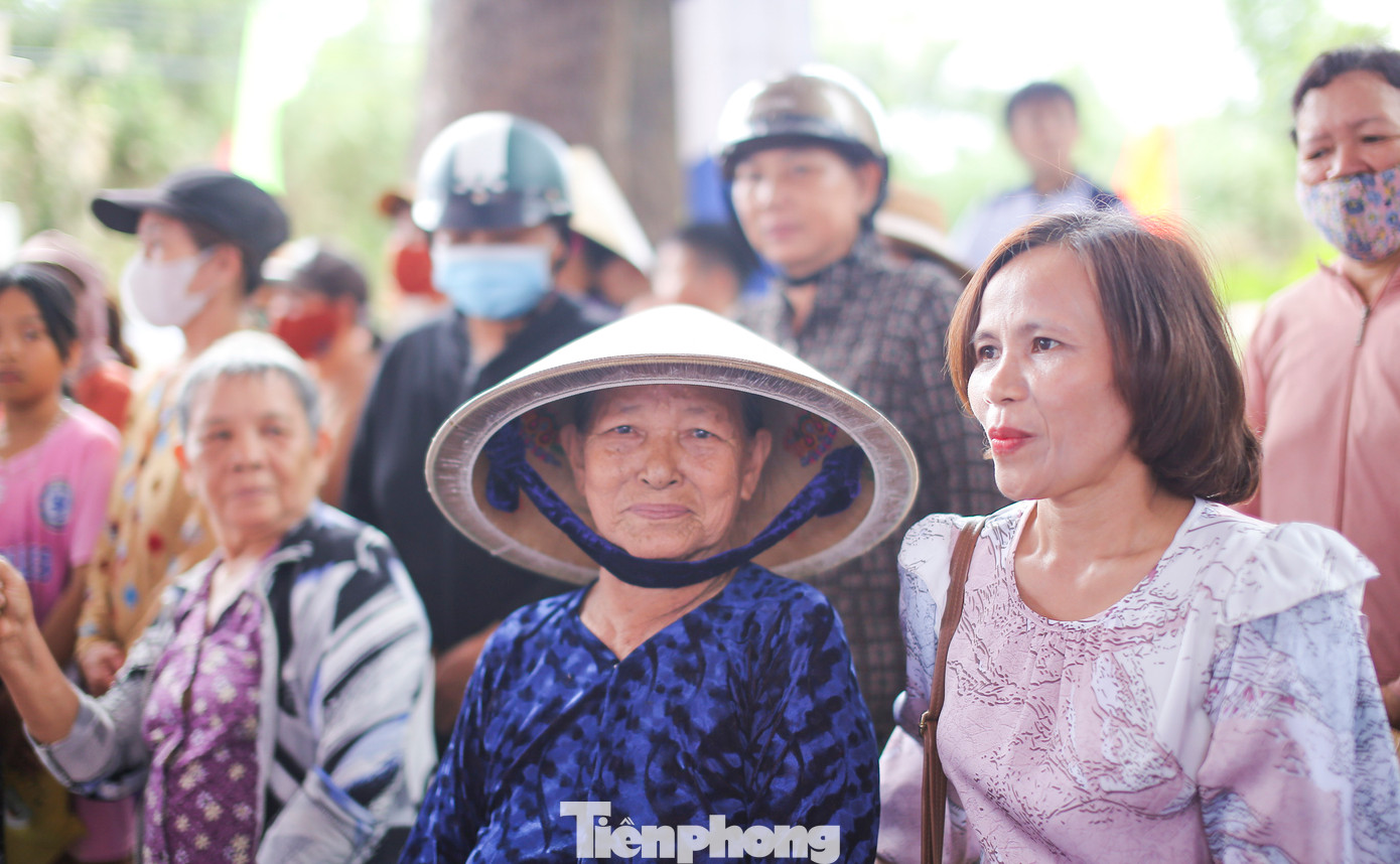 Nón ngựa Phú Gia gắn với đời sống người dân, không chỉ để che nắng, che mưa mà còn là một nét đẹp truyền thống. Ảnh: Trương Định.