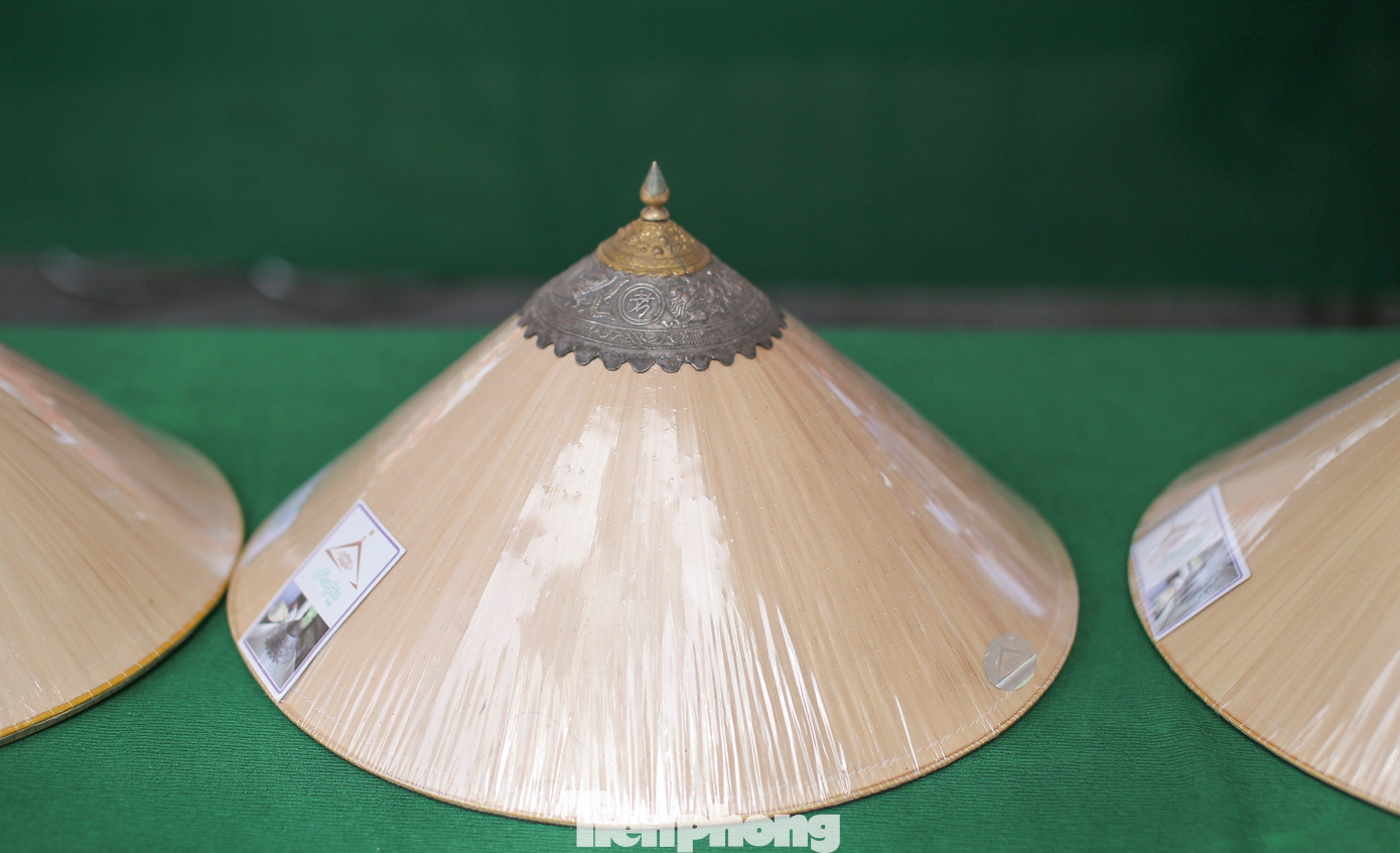Sản phẩm nón ngựa Phú Gia xưa kia được sản xuất chỉ dành riêng giới phong lưu, quyền quý. Ảnh: Trương Định.