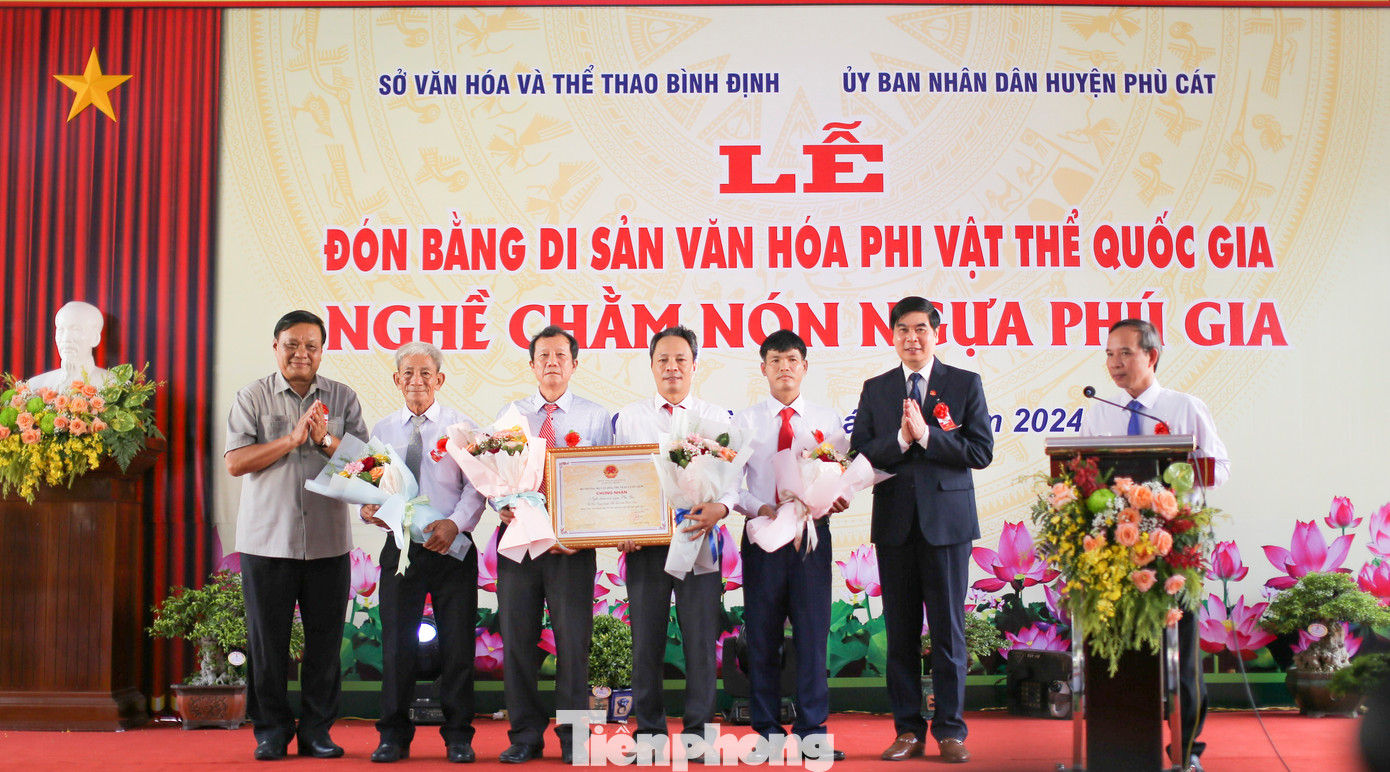 Nghề chằm nón ngựa Phú Gia đón nhận bằng Di sản Văn hóa phi vật thể Quốc gia. Ảnh: Trương Định.