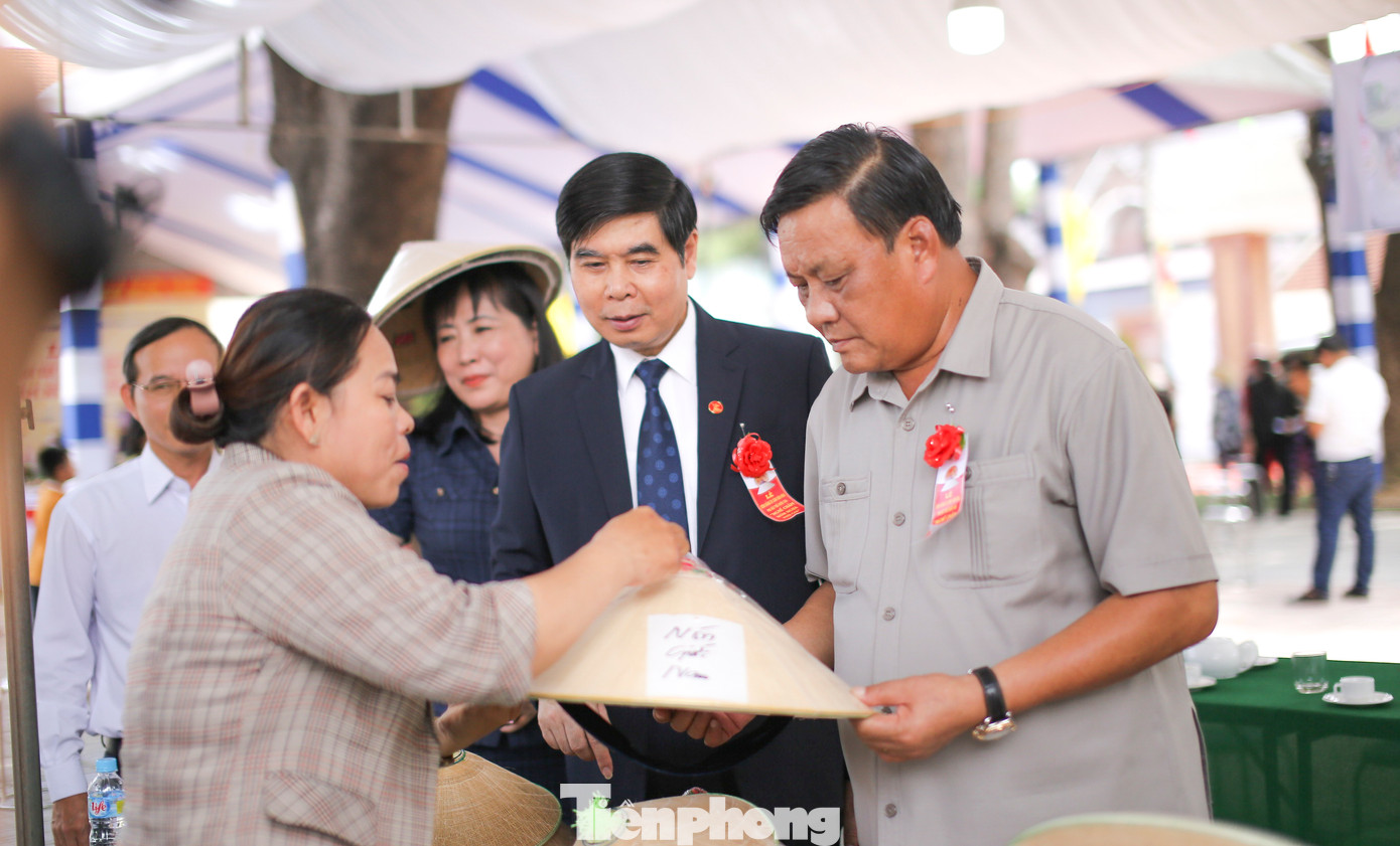 Lãnh đạo tỉnh Bình Định tham quan khu trưng bày sản phẩm nón ngựa Phú Gia. Ảnh: Trương Định.