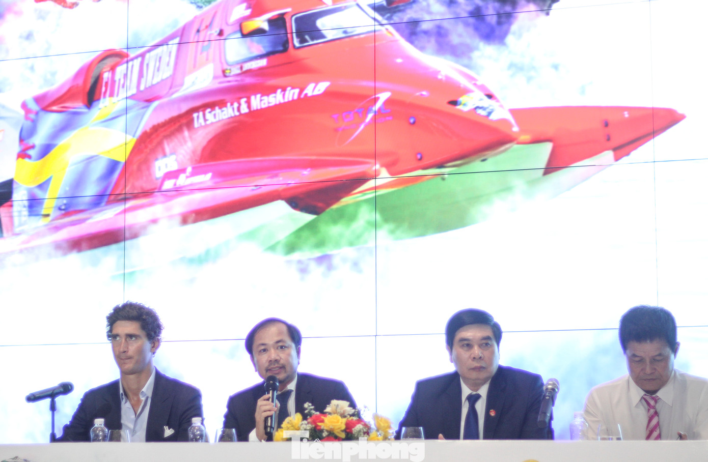 Lãnh đạo UBND tỉnh Bình Định đại diện BTC giải đua trả lời các câu hỏi của các phóng viên. Ảnh: Trương Định