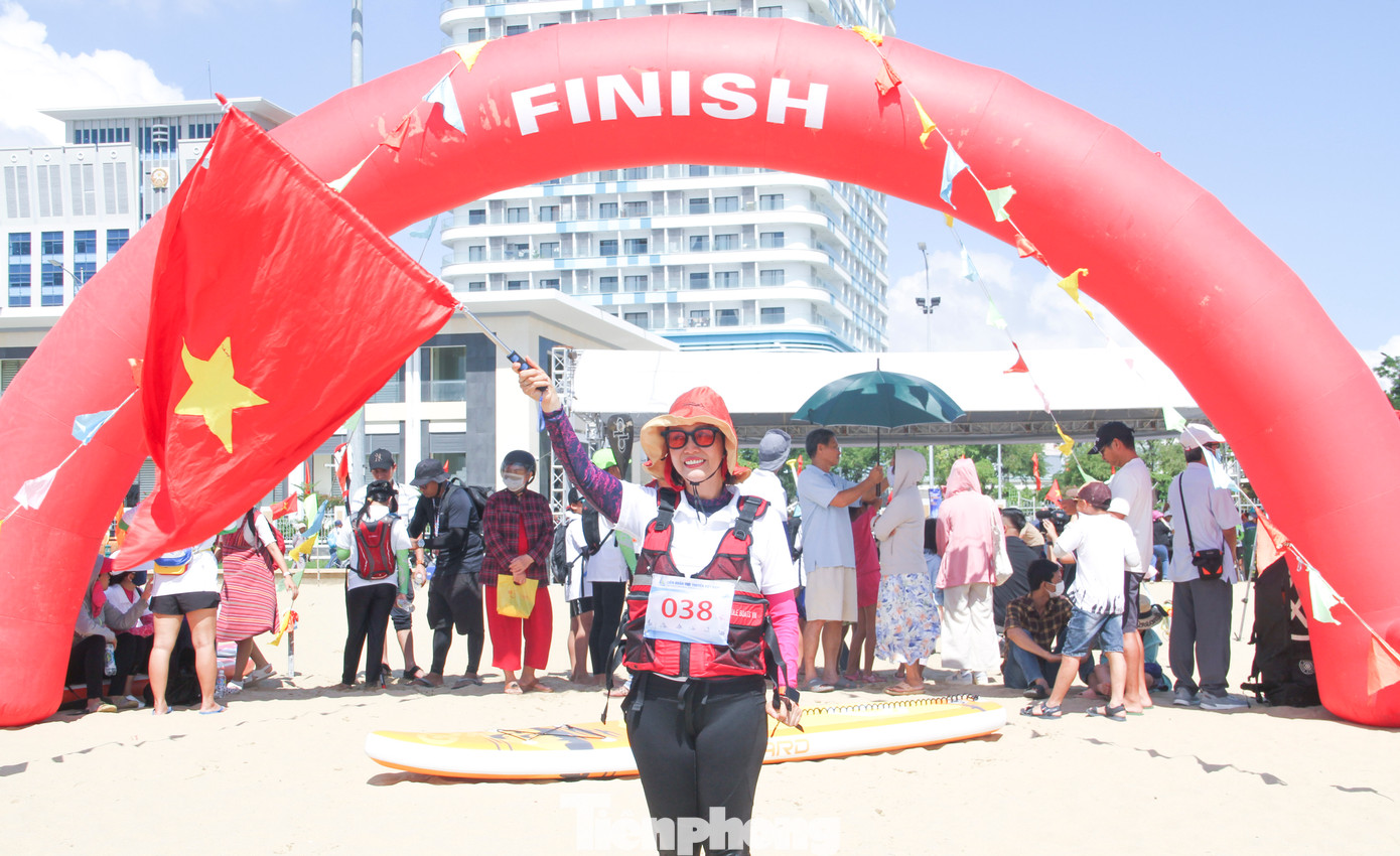 Giải đua thuyền buồm Quốc tế và Ván chèo đứng Quy Nhơn 2023 - “Hành trình phủ xanh biển” là sự kiện do UBND tỉnh Bình Định, Liên đoàn Đua thuyền Việt Nam, Công ty CP Bình Định F1 và Trung tâm truyền thông (Bộ TN&MT) phối hợp tổ chức. (Ảnh: Trương Định)