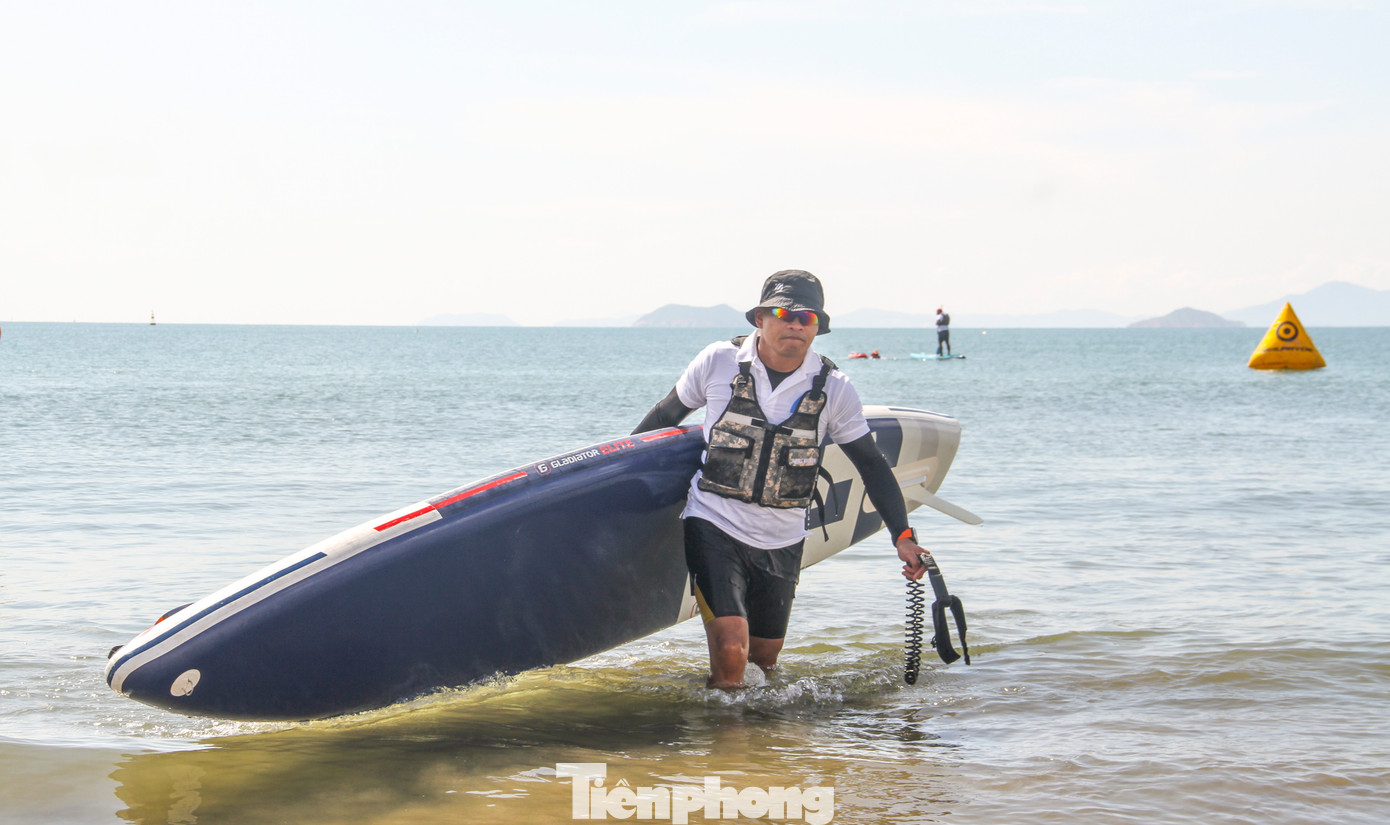 Giải ván chèo đứng có 176 VĐV đến từ các tỉnh thành trên cả nước, tranh tài 10 nội dung thi đấu. Điều hành giải đấu, ngoài các trọng tài Việt Nam, còn có sự góp mặt các trọng tài quốc tế. (Ảnh: Trương Định)